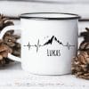 Auf dem Bild ist das Produkt: Campingbecher Emaille Becher Herzschlag Herzfrequenz mit Bergen und Gebirge personalisiert Wunschname zum Preis von €18.9 abgebildet.