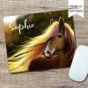 Mauspad Mousepad Pferd personalisiert mit Wunschname Geschenk Büro Deko Schreibtischunterlage benutzerdefiniert Auf dem Bild ist das Produkt: Mauspad Mousepad Pferd personalisiert mit Wunschname Geschenk Büro Deko Schreibtischunterlage benutzerdefiniert zum Preis von €14.9 abgebildet.