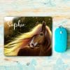 Mauspad Mousepad Pferd personalisiert mit Wunschname Geschenk Büro Deko Schreibtischunterlage benutzerdefiniert Auf dem Bild ist das Produkt: Mauspad Mousepad Pferd personalisiert mit Wunschname Geschenk Büro Deko Schreibtischunterlage benutzerdefiniert zum Preis von €14.9 abgebildet.
