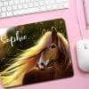 Mauspad Mousepad Pferd personalisiert mit Wunschname Geschenk Büro Deko Schreibtischunterlage benutzerdefiniert Auf dem Bild ist das Produkt: Mauspad Mousepad Pferd personalisiert mit Wunschname Geschenk Büro Deko Schreibtischunterlage benutzerdefiniert zum Preis von €14.9 abgebildet.