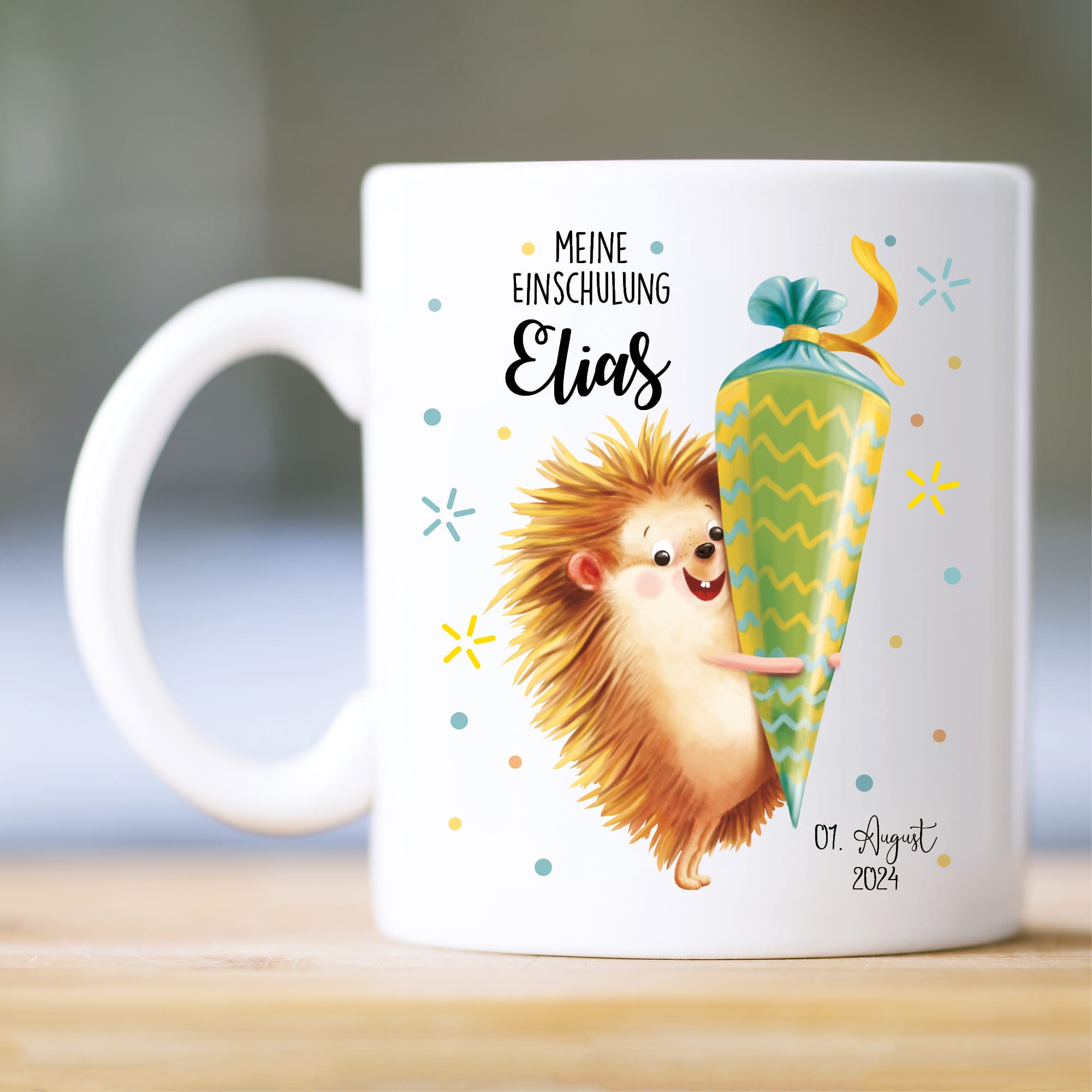 Auf dem Bild ist das Produkt: Tasse Keramik oder Kunststoff bedruckt Igel Schultüte personalisiert mit Wunschnamen und Datum zum Preis von €16.9 abgebildet.