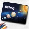 Auf dem Bild ist das Produkt: Gefüllte Federtasche Federmäppchen Sonnensystem personalisiert Wunschname Schulanfang Schule Einschulungsgeschenk zum Preis von €29.9 abgebildet.
