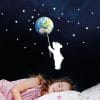 Leuchtaufkleber Kinderzimmer Bär mit Erde und Sternen Leuchtsterne leuchten im Dunklen Auf dem Bild ist das Produkt: Leuchtaufkleber Kinderzimmer Bär mit Erde und Sternen Leuchtsterne leuchten im Dunklen zum Preis von €18.9 abgebildet.
