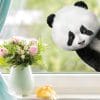Auf dem Bild ist das Produkt: Fensterbild ins Fenster reinschauender Panda Fensterdeko Kinderzimmer Kind Osterdeko Frühlingsdeko zum Preis von €13.9 abgebildet.
