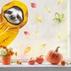 Auf dem Bild ist das Produkt: Fensterbild reinschauendes Faultier mit gelber Regenjacke bunte Blätter Herbst herbstlicher Fensteraufkleber Fensterdeko Herbstdeko zum Preis von €13.9 abgebildet.