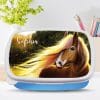 Auf dem Bild ist das Produkt: Brotdose Pferd auf Wiese personalisiert Wunschname Mädchen, kratz- und bruchsicher, Geschenk Geburtstag, Einschulung zum Preis von €19.90 abgebildet.