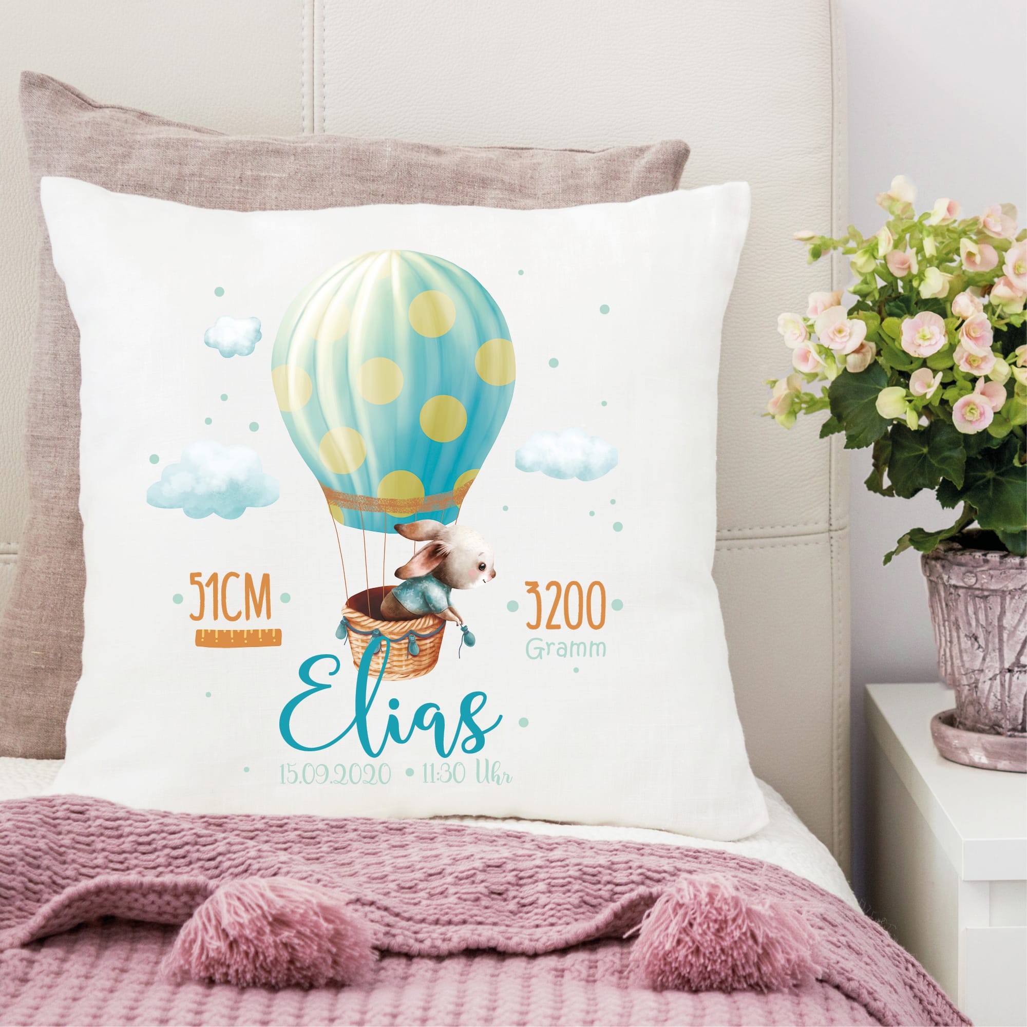 Auf dem Bild ist das Produkt: Kissen Geburt Hase im Heißluftballon, Geschenk zur Geburt personalisiertes Geburtskissen zum Preis von €16.90 abgebildet.