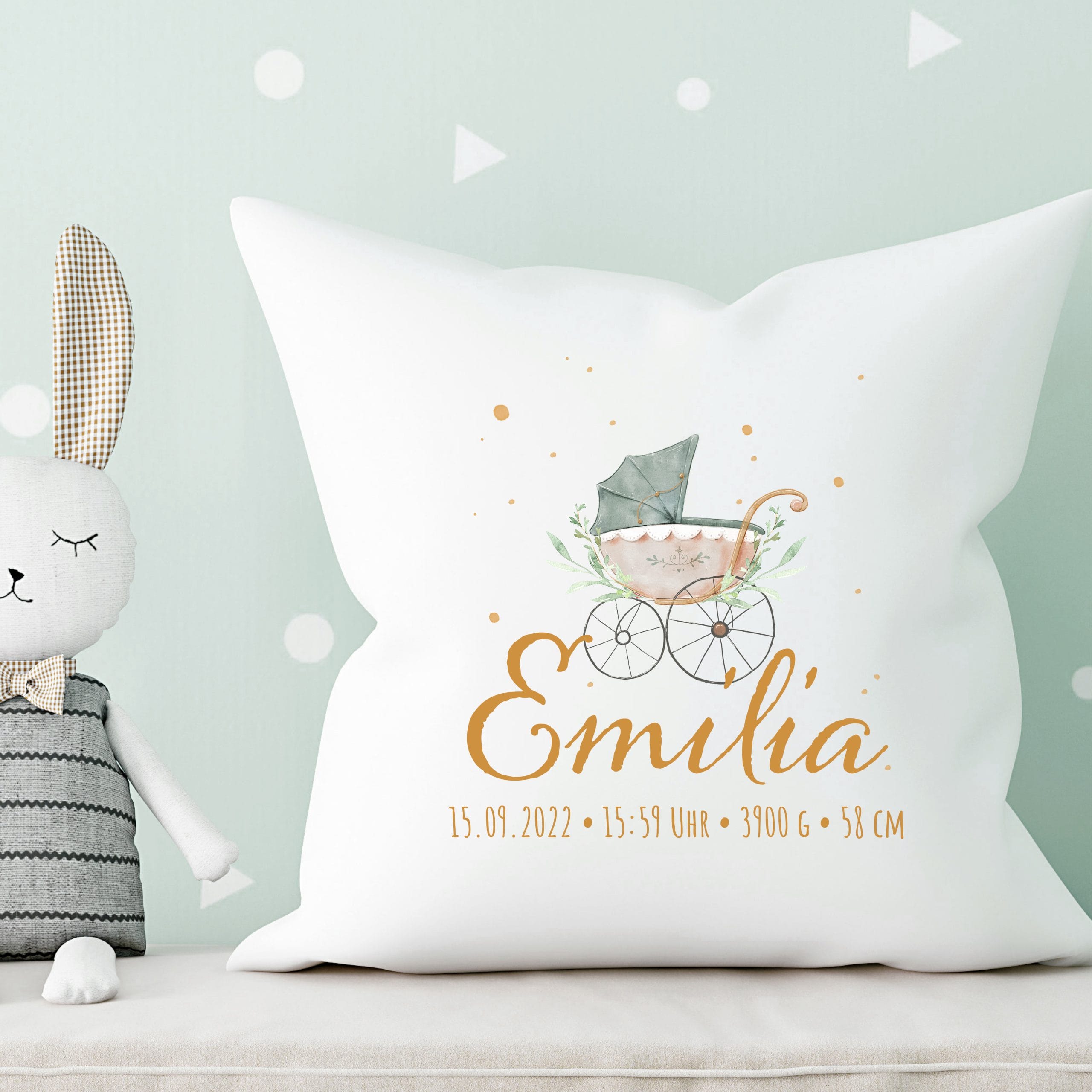 Auf dem Bild ist das Produkt: Kissen Geburt mit Kinderwagen, Geschenk zur Geburt personalisiertes Geburtskissen zum Preis von €16.90 abgebildet.