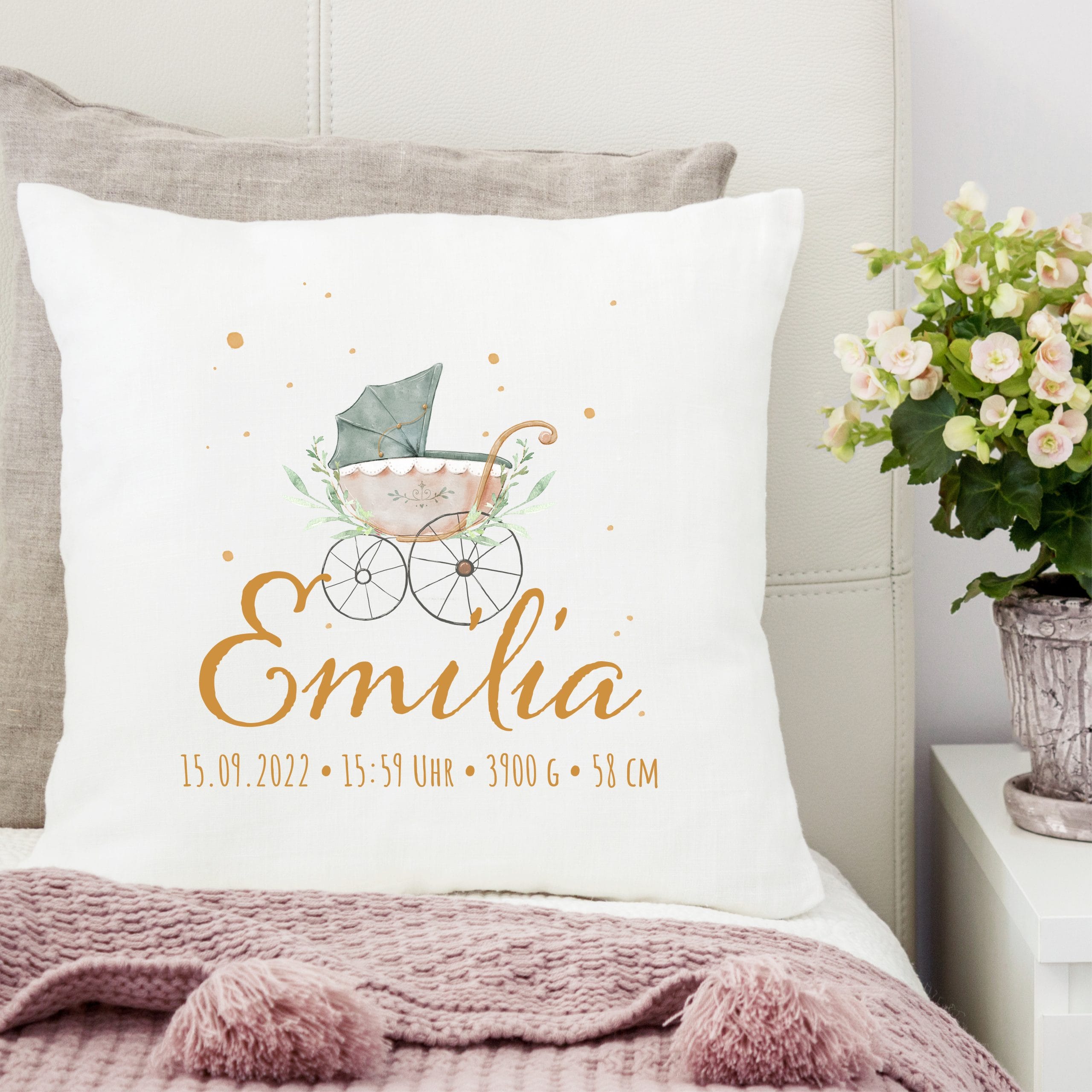 Auf dem Bild ist das Produkt: Kissen Geburt mit Kinderwagen, Geschenk zur Geburt personalisiertes Geburtskissen zum Preis von €16.90 abgebildet.