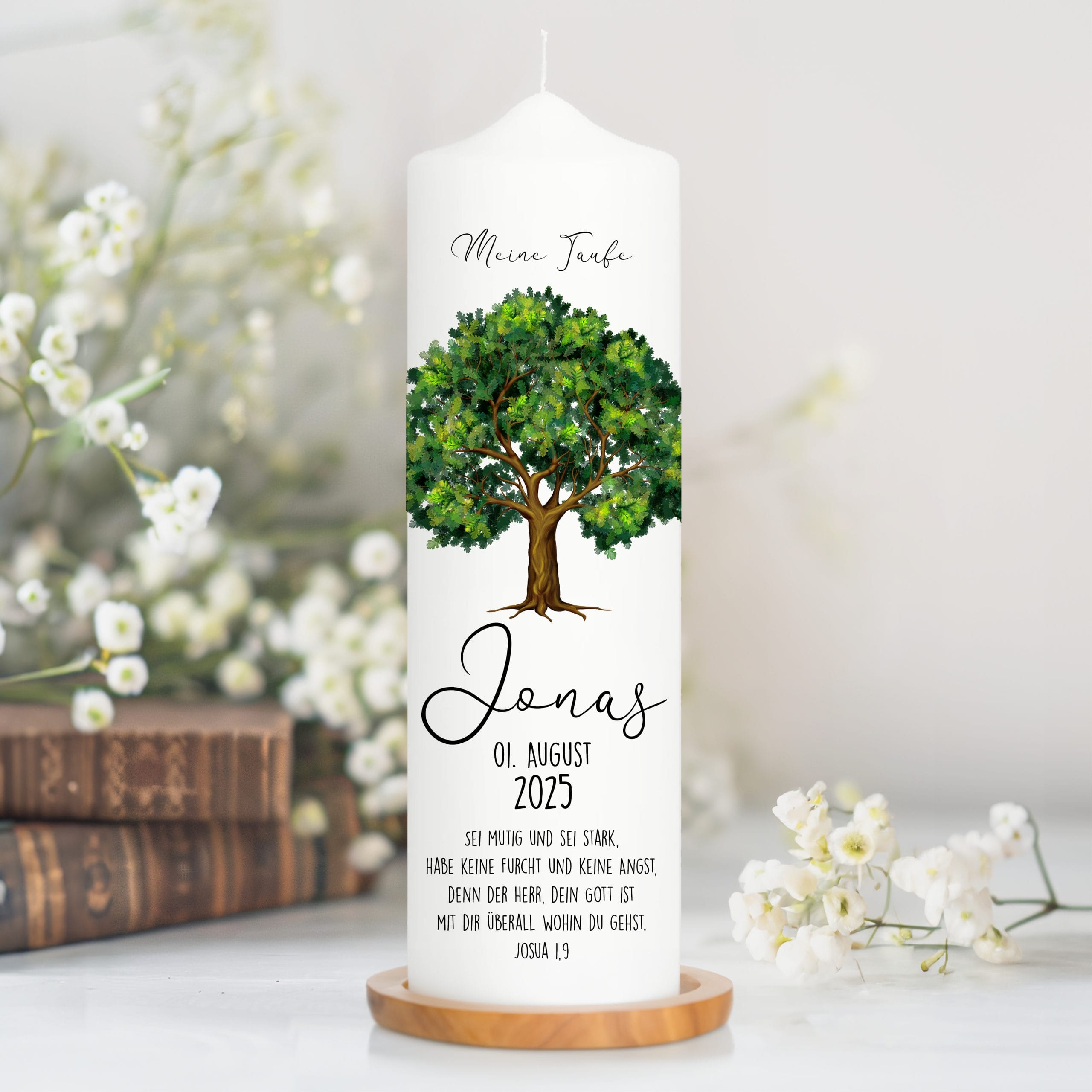 Auf dem Bild ist das Produkt: Taufkerze Junge Mädchen Lebensbaum Kerze Baum Eiche bedruckt mit Namen, Datum und auf Wunsch eigenem, vorgegebenem oder keinem Taufspruch zum Preis von €6.4 abgebildet.