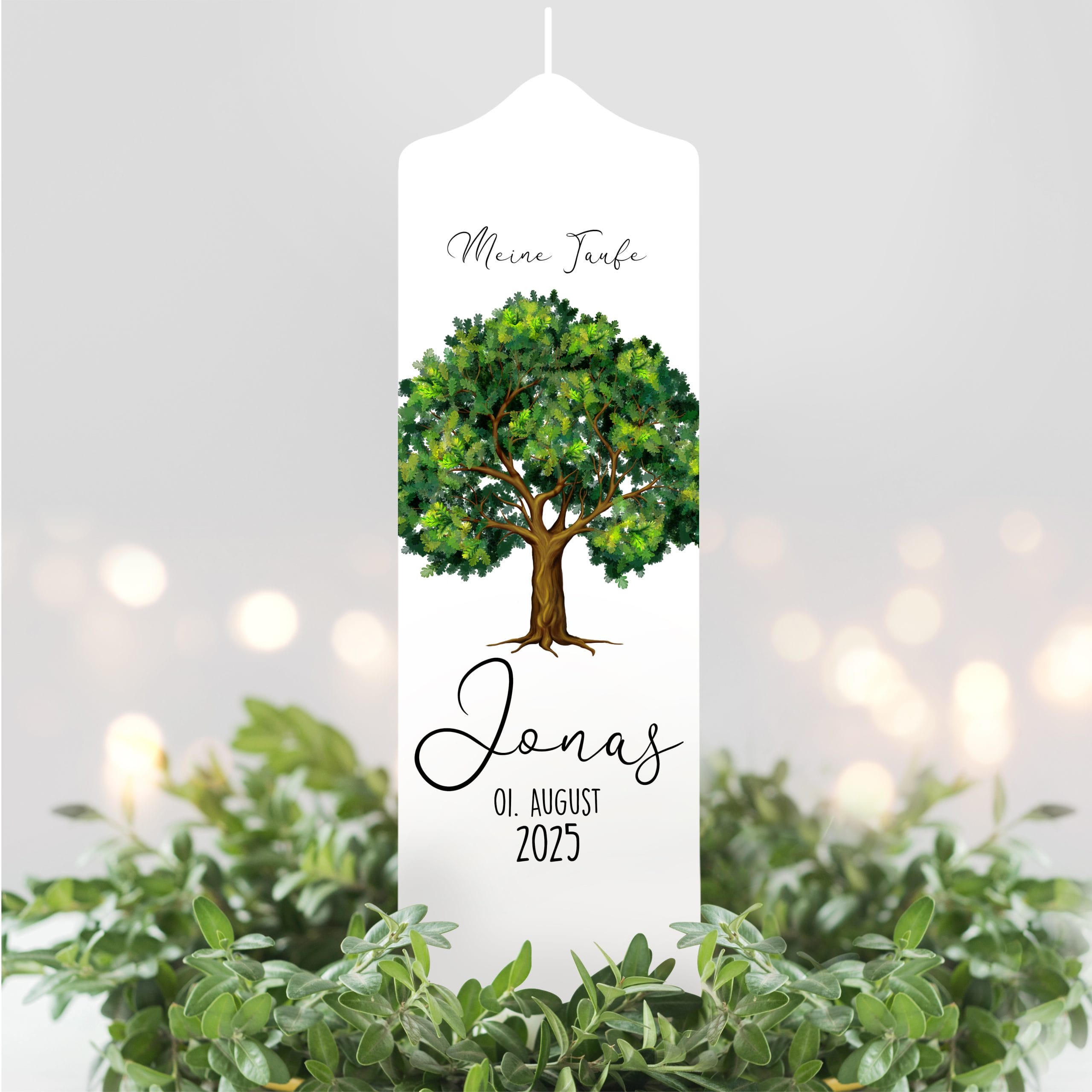 Auf dem Bild ist das Produkt: Taufkerze Junge Mädchen Lebensbaum Kerze Baum Eiche bedruckt mit Namen, Datum und auf Wunsch eigenem, vorgegebenem oder keinem Taufspruch zum Preis von €6.4 abgebildet.