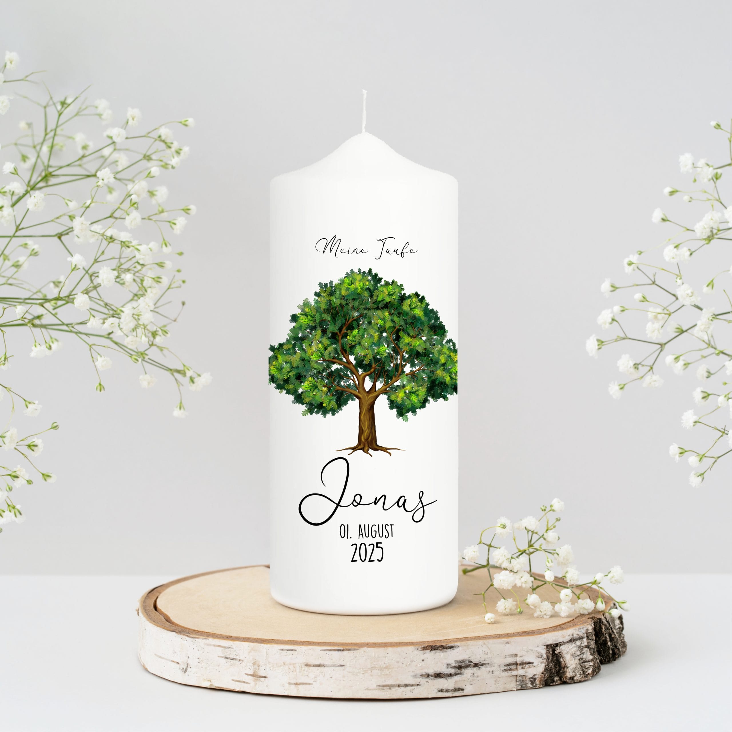 Auf dem Bild ist das Produkt: Taufkerze Junge Mädchen Lebensbaum Kerze Baum Eiche bedruckt mit Namen, Datum und auf Wunsch eigenem, vorgegebenem oder keinem Taufspruch zum Preis von €6.4 abgebildet.