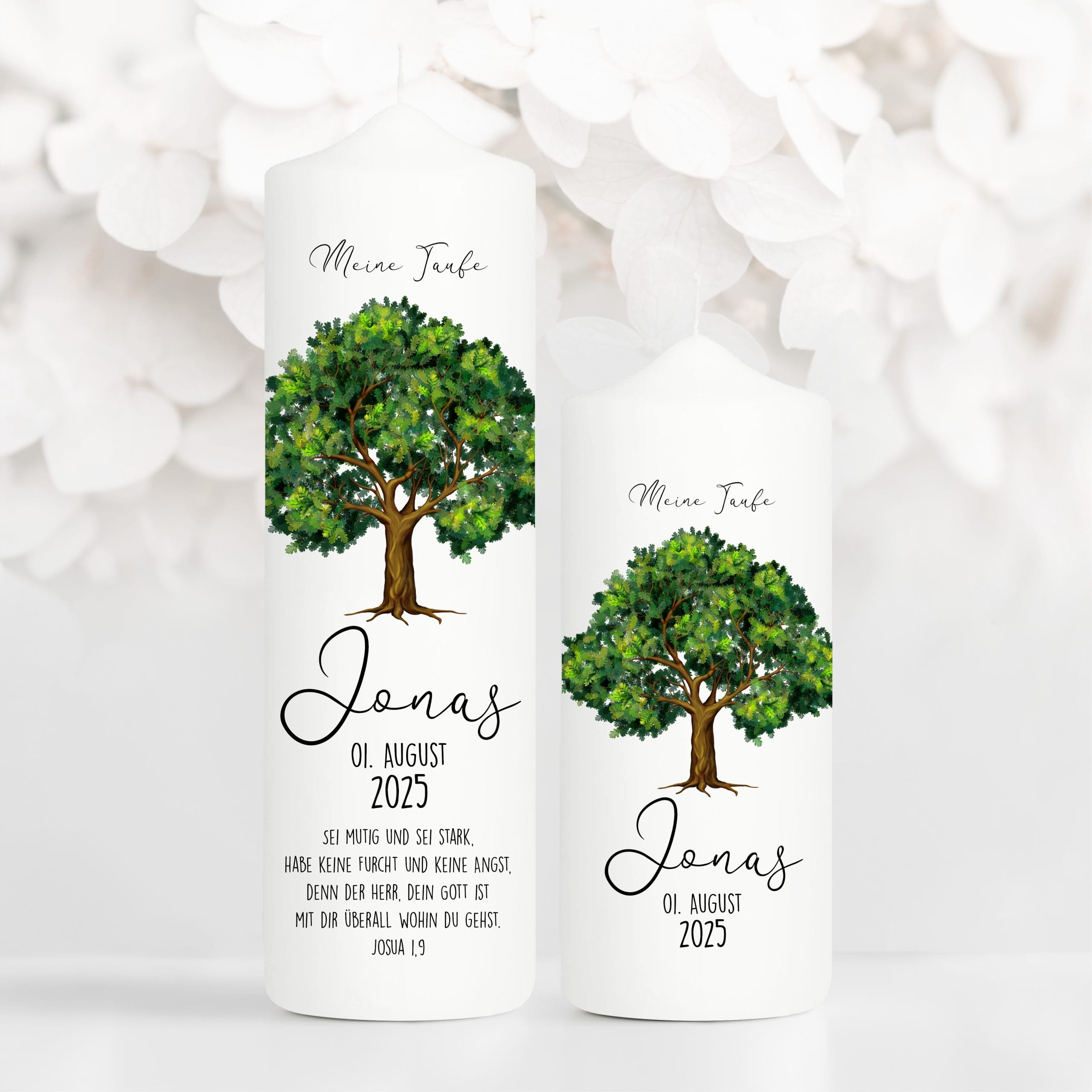 Auf dem Bild ist das Produkt: Taufkerze Junge Mädchen Lebensbaum Kerze Baum Eiche bedruckt mit Namen, Datum und auf Wunsch eigenem, vorgegebenem oder keinem Taufspruch zum Preis von €6.4 abgebildet.