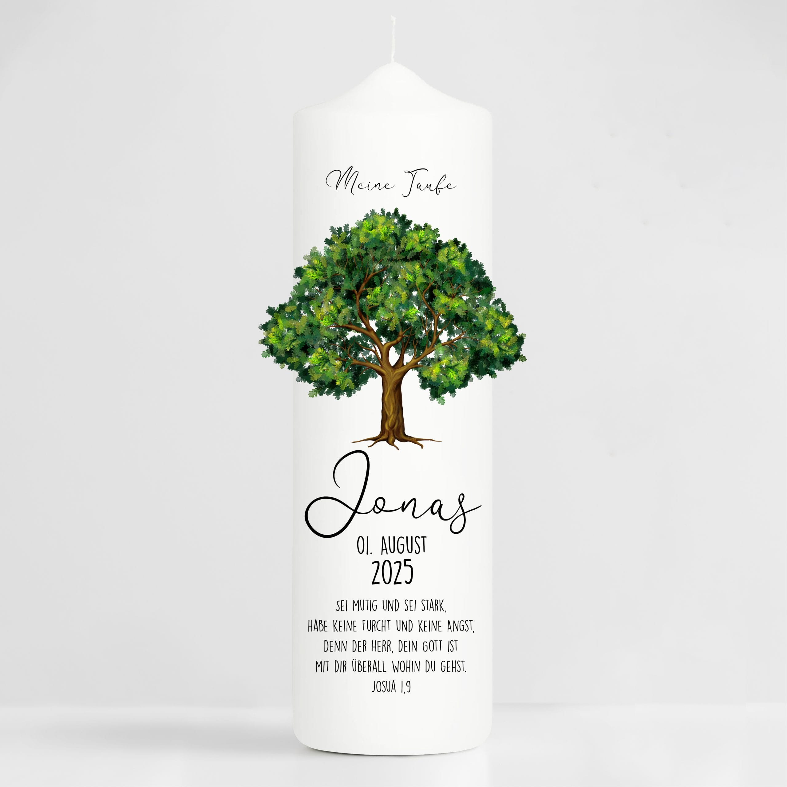 Auf dem Bild ist das Produkt: Taufkerze Junge Mädchen Lebensbaum Kerze Baum Eiche bedruckt mit Namen, Datum und auf Wunsch eigenem, vorgegebenem oder keinem Taufspruch zum Preis von €6.4 abgebildet.