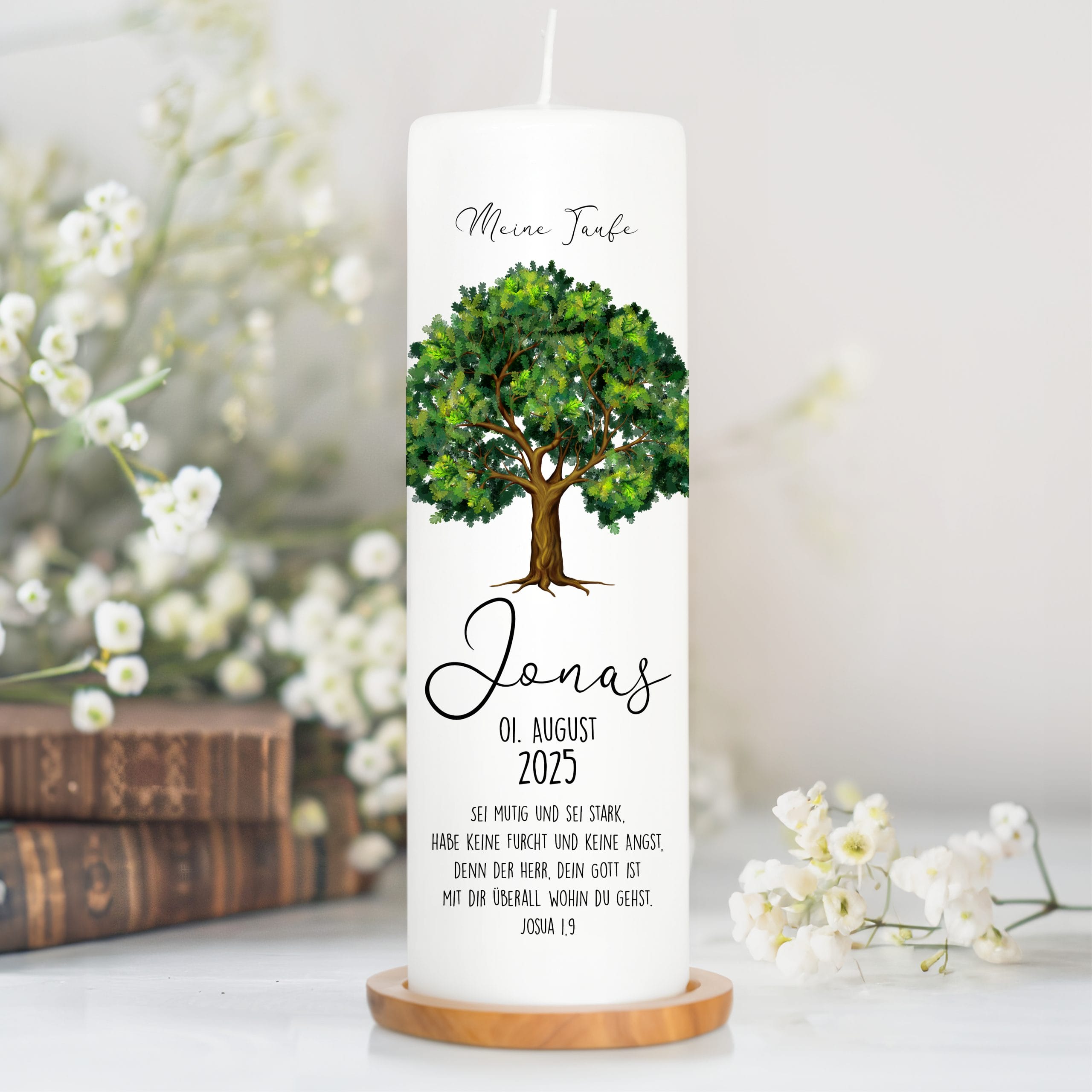 Auf dem Bild ist das Produkt: Taufkerze Junge Mädchen Lebensbaum Kerze Baum Eiche bedruckt mit Namen, Datum und auf Wunsch eigenem, vorgegebenem oder keinem Taufspruch zum Preis von €6.4 abgebildet.