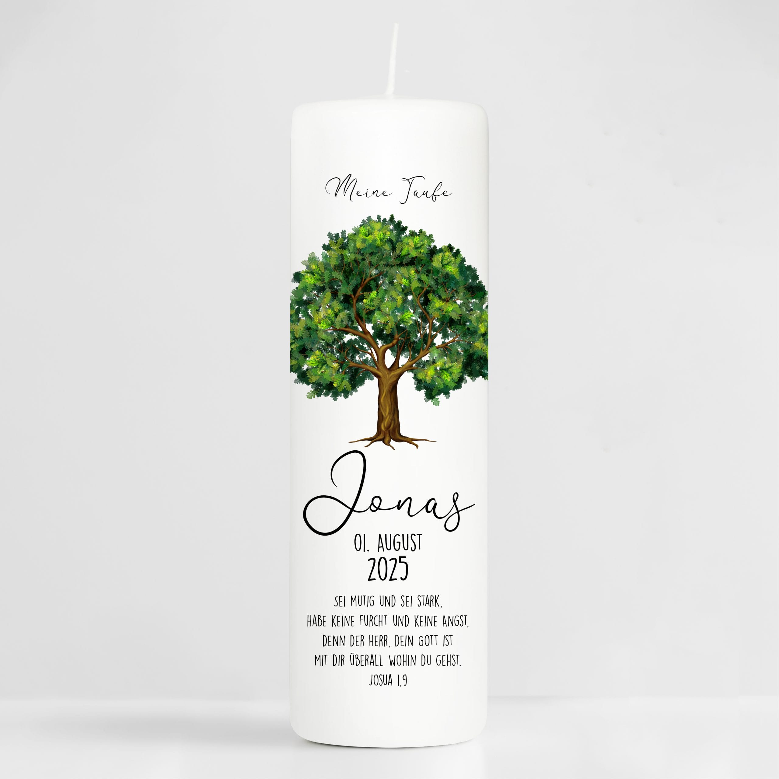Auf dem Bild ist das Produkt: Taufkerze Junge Mädchen Lebensbaum Kerze Baum Eiche bedruckt mit Namen, Datum und auf Wunsch eigenem, vorgegebenem oder keinem Taufspruch zum Preis von €6.4 abgebildet.