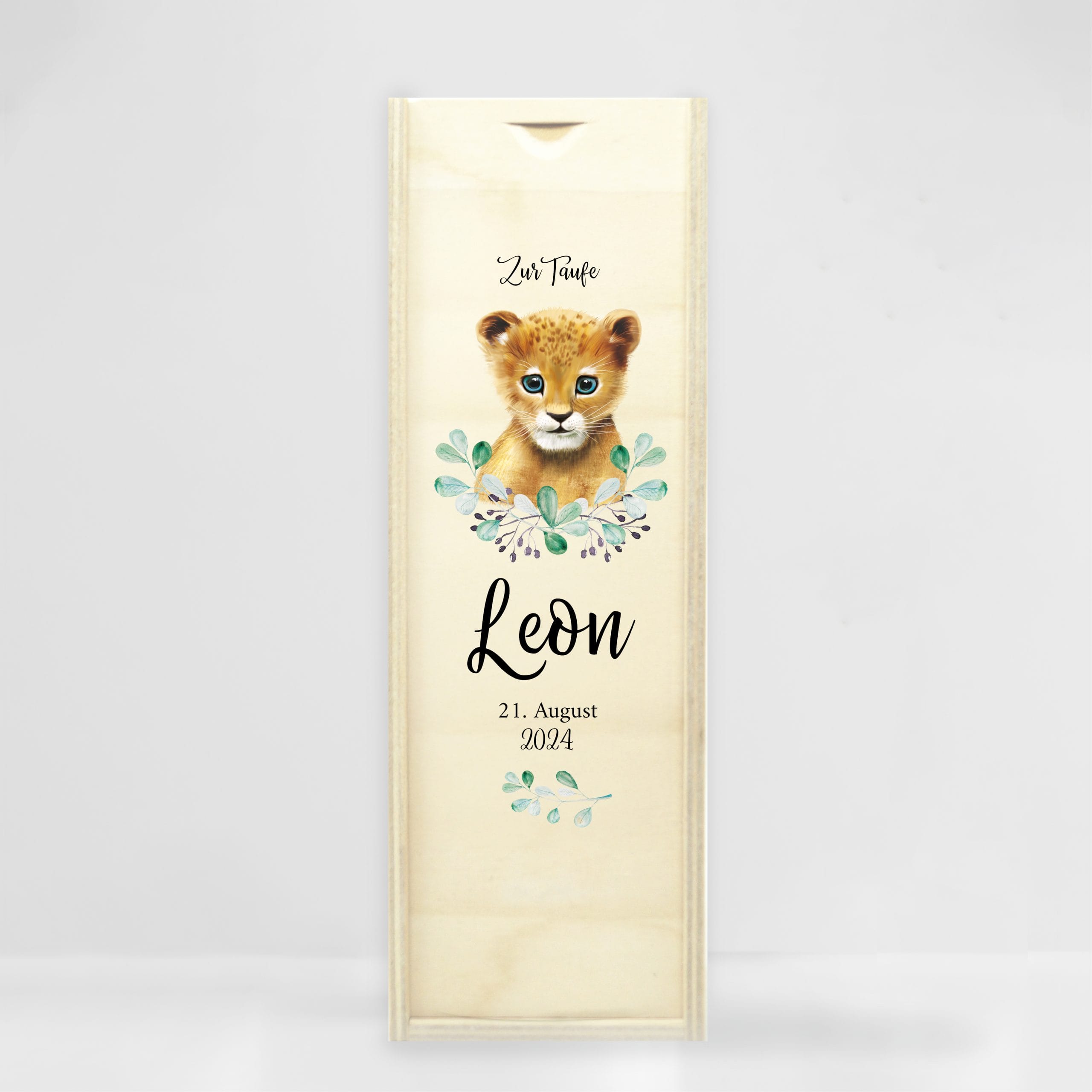 Auf dem Bild ist das Produkt: Taufkerze Junge Mädchen Löwe Baby Kerze zur Taufe mit Namen, Datum und eigenem, vorgegebenem oder keinem Taufspruch zum Preis von €5.9 abgebildet.