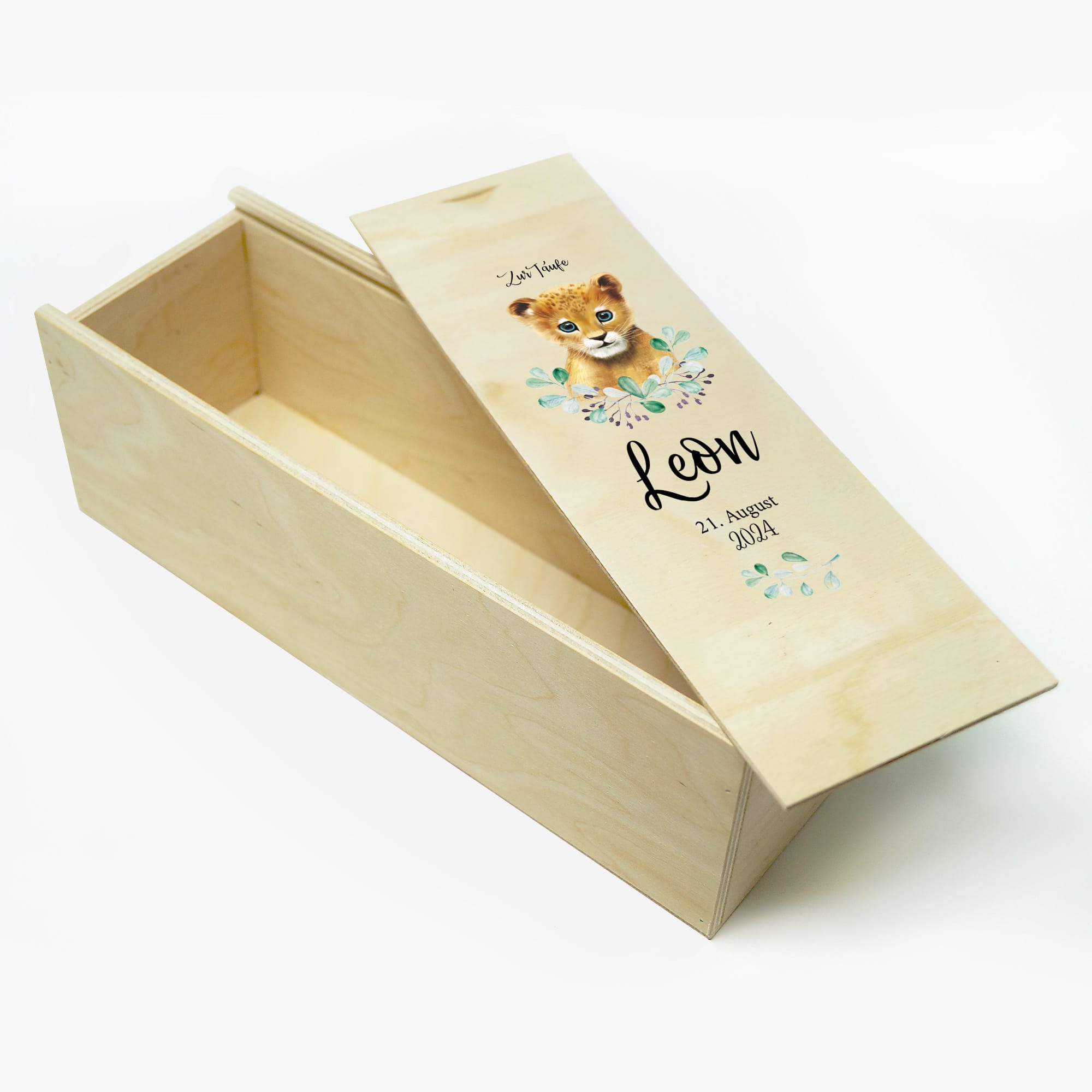 Auf dem Bild ist das Produkt: Taufkerze Junge Mädchen Löwe Baby Kerze zur Taufe mit Namen, Datum und eigenem, vorgegebenem oder keinem Taufspruch zum Preis von €5.9 abgebildet.