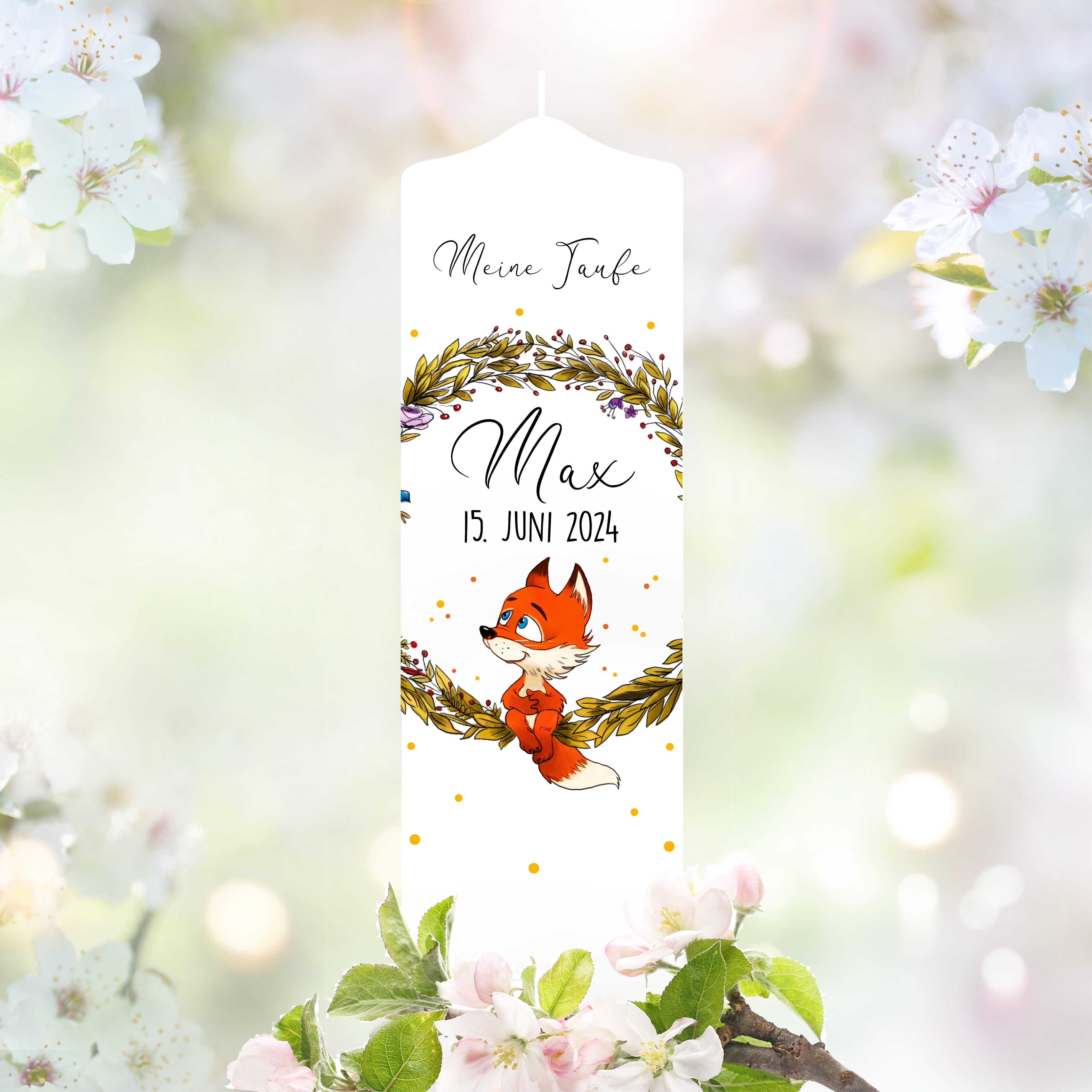 Auf dem Bild ist das Produkt: Taufkerze Blumenkranz Fuchs Kerze zur Taufe oder Geburt Kranz personalisiert mit Name Datum Taufspruch Waldtier zum Preis von €6.40 abgebildet.