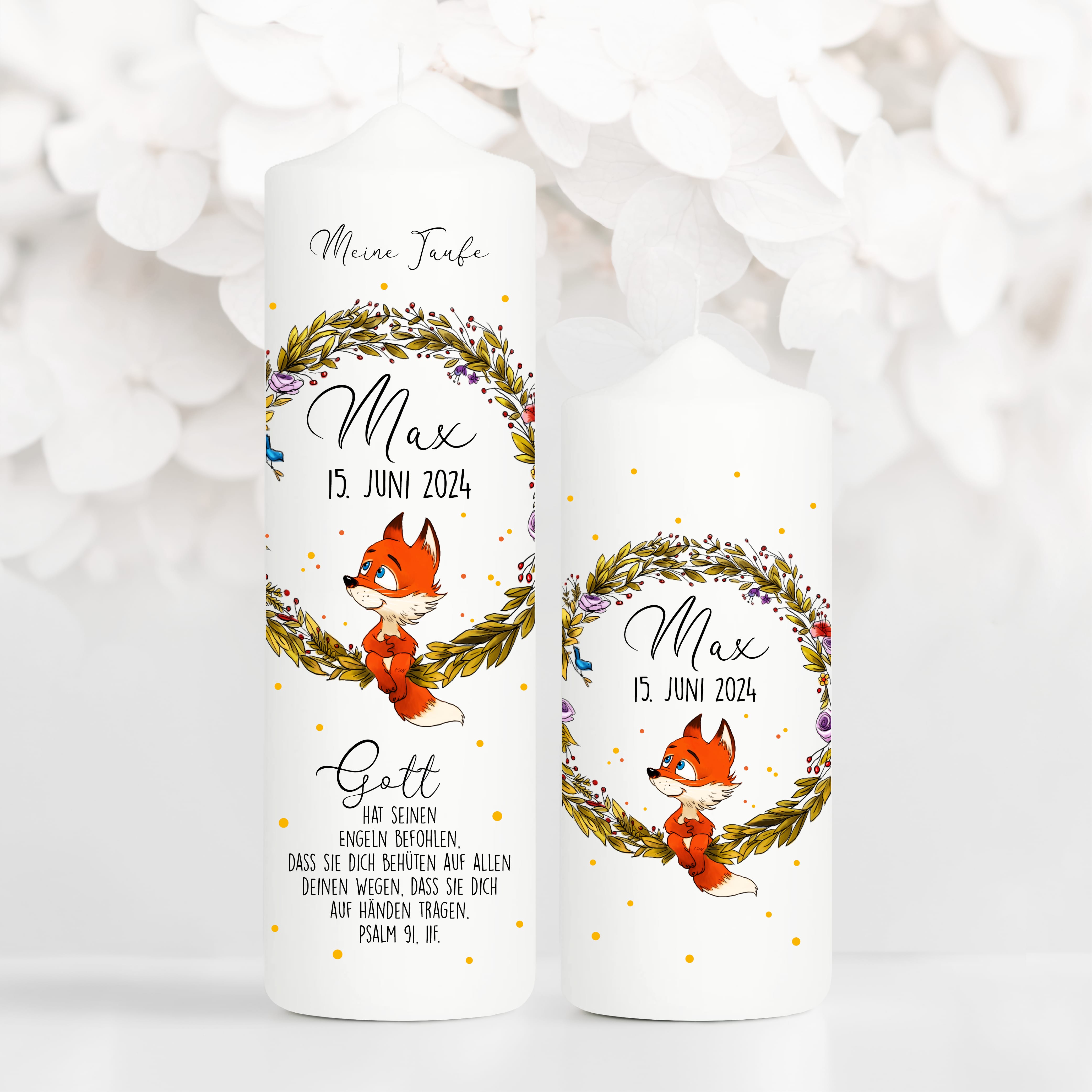 Auf dem Bild ist das Produkt: Taufkerze Blumenkranz Fuchs Kerze zur Taufe oder Geburt Kranz personalisiert mit Name Datum Taufspruch Waldtier zum Preis von €6.40 abgebildet.