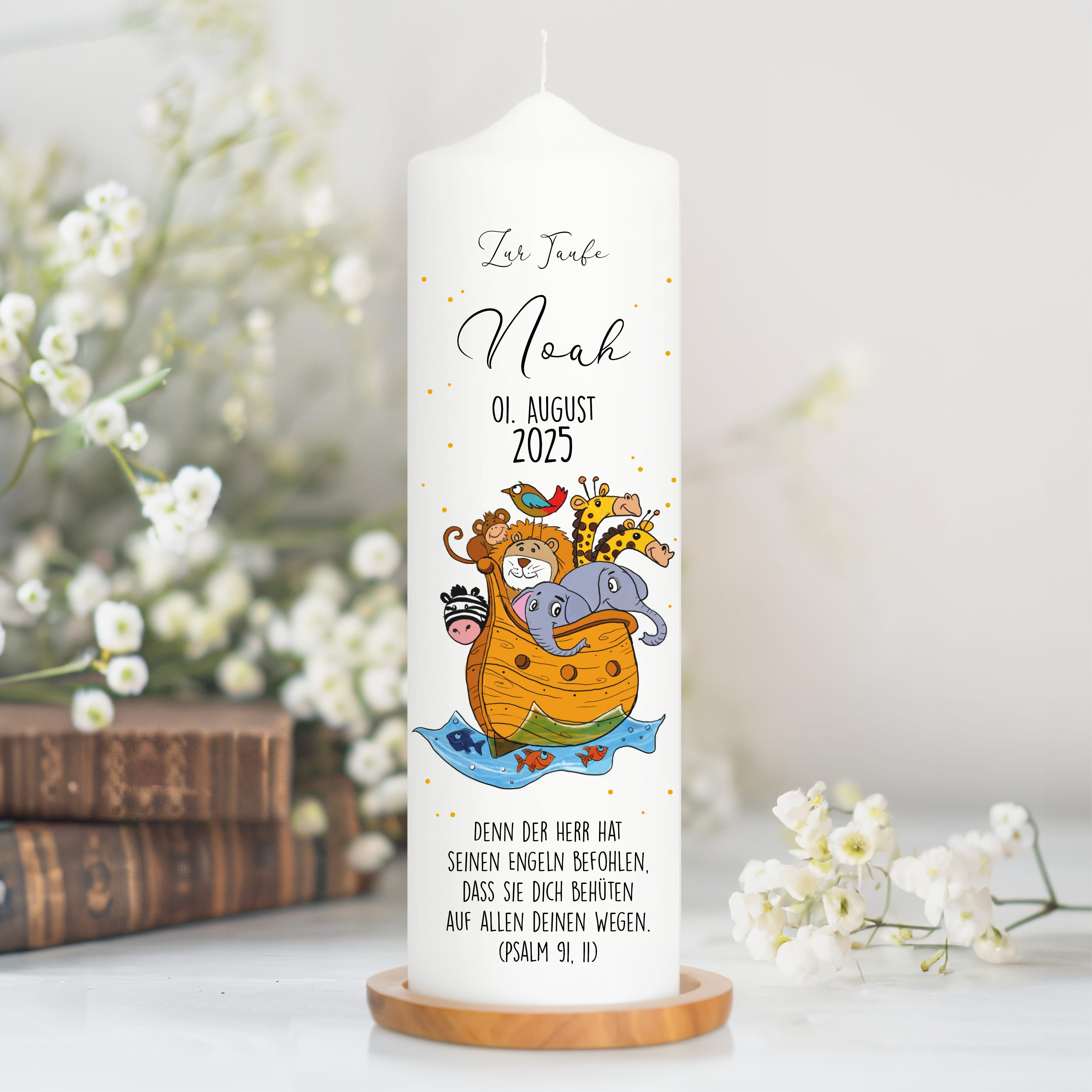 Auf dem Bild ist das Produkt: Taufkerze Arche Noah weiße Kerze zur Taufe oder Geburt Boot Tiere Taufspruch mit Wunschname & Datum zum Preis von €6.40 abgebildet.