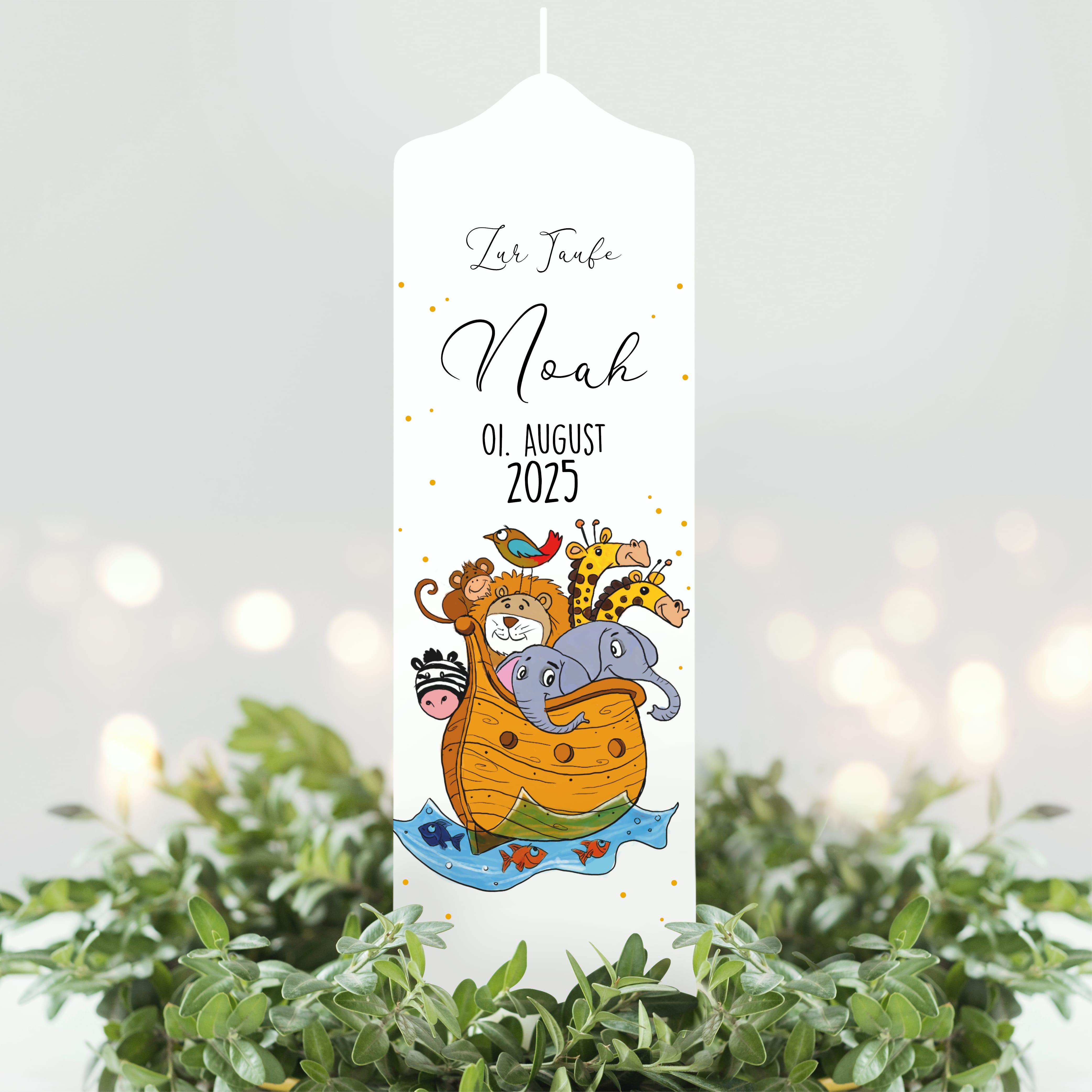 Auf dem Bild ist das Produkt: Taufkerze Arche Noah weiße Kerze zur Taufe oder Geburt Boot Tiere Taufspruch mit Wunschname & Datum zum Preis von €6.40 abgebildet.