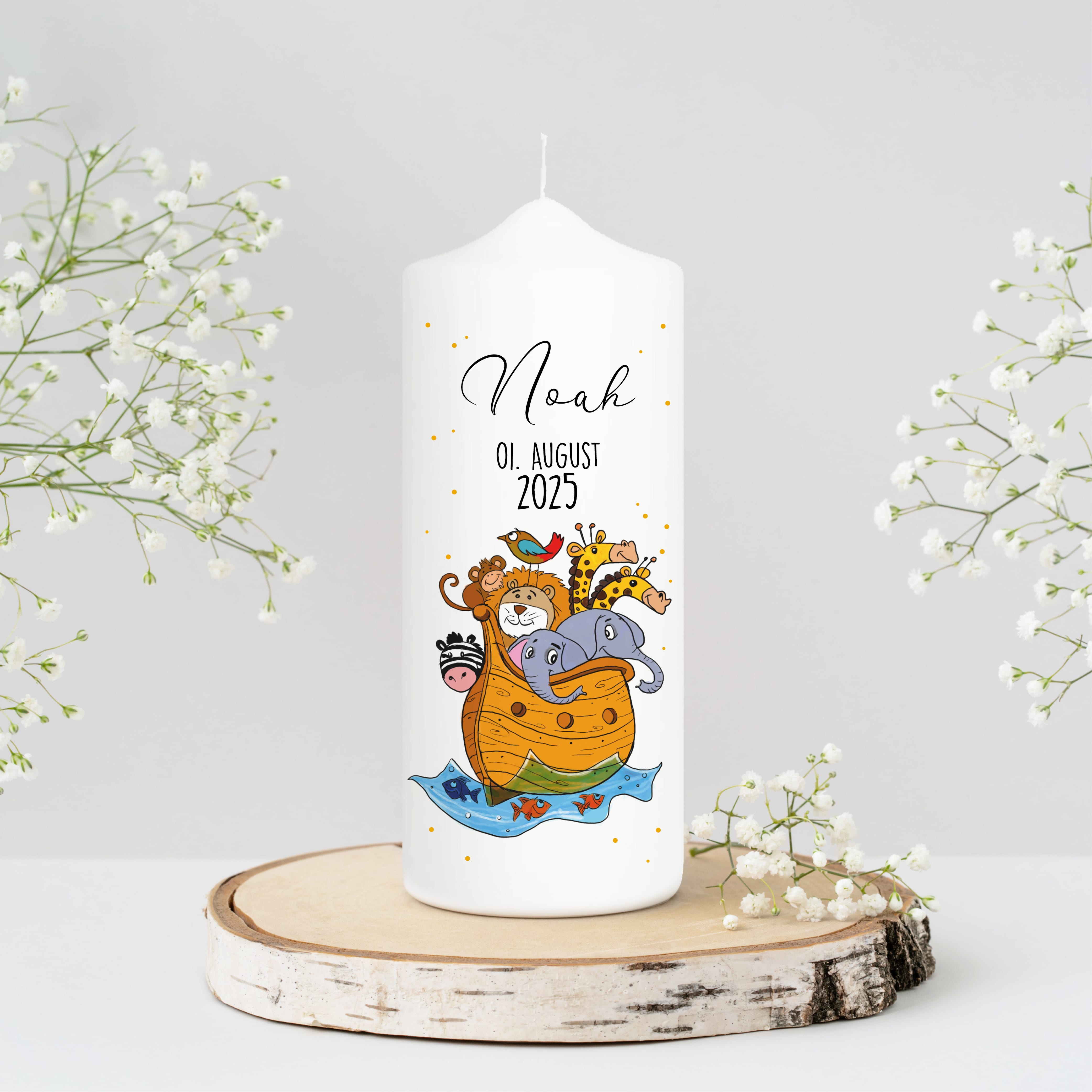 Auf dem Bild ist das Produkt: Taufkerze Arche Noah weiße Kerze zur Taufe oder Geburt Boot Tiere Taufspruch mit Wunschname & Datum zum Preis von €6.40 abgebildet.