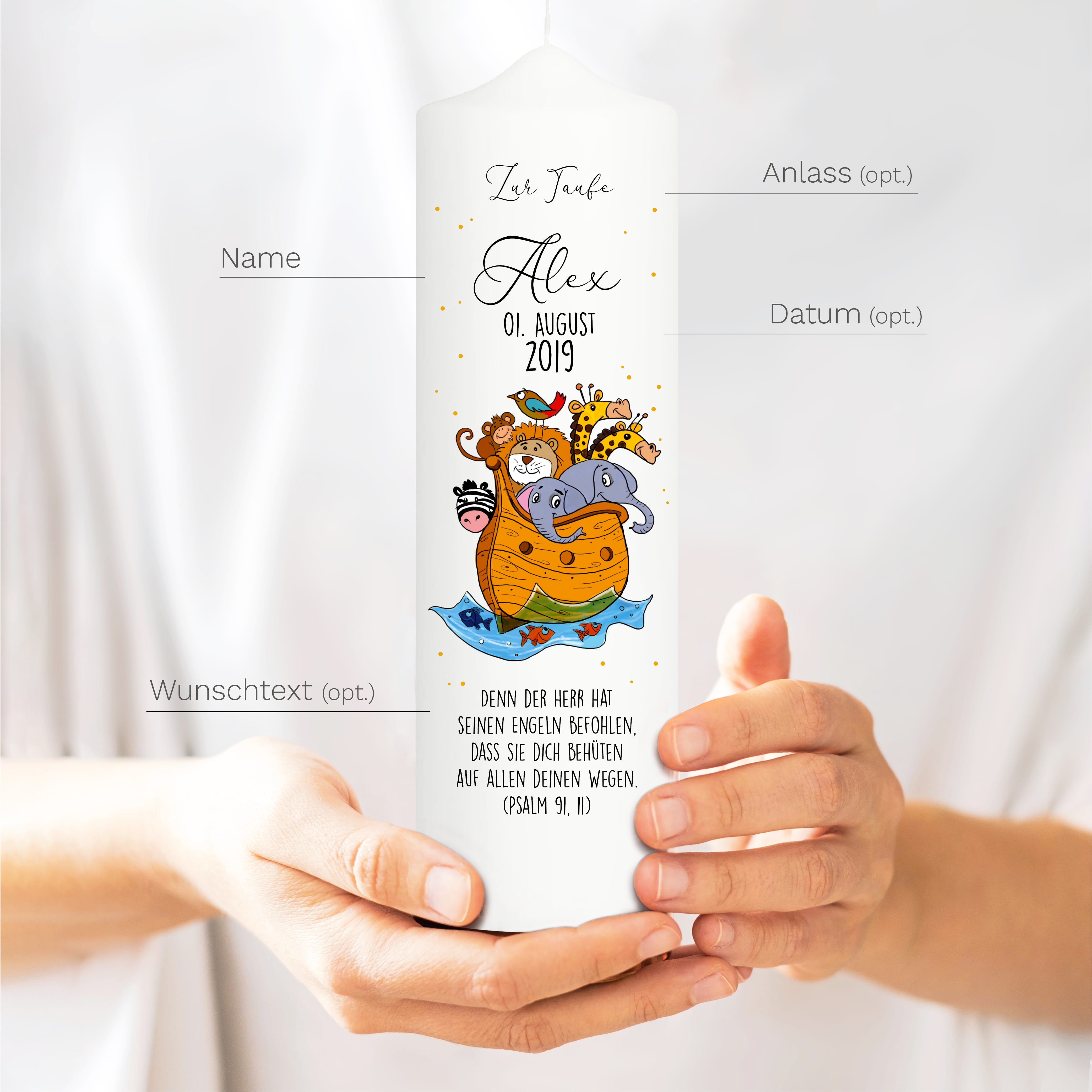 Auf dem Bild ist das Produkt: Taufkerze Arche Noah weiße Kerze zur Taufe oder Geburt Boot Tiere Taufspruch mit Wunschname & Datum zum Preis von €6.40 abgebildet.