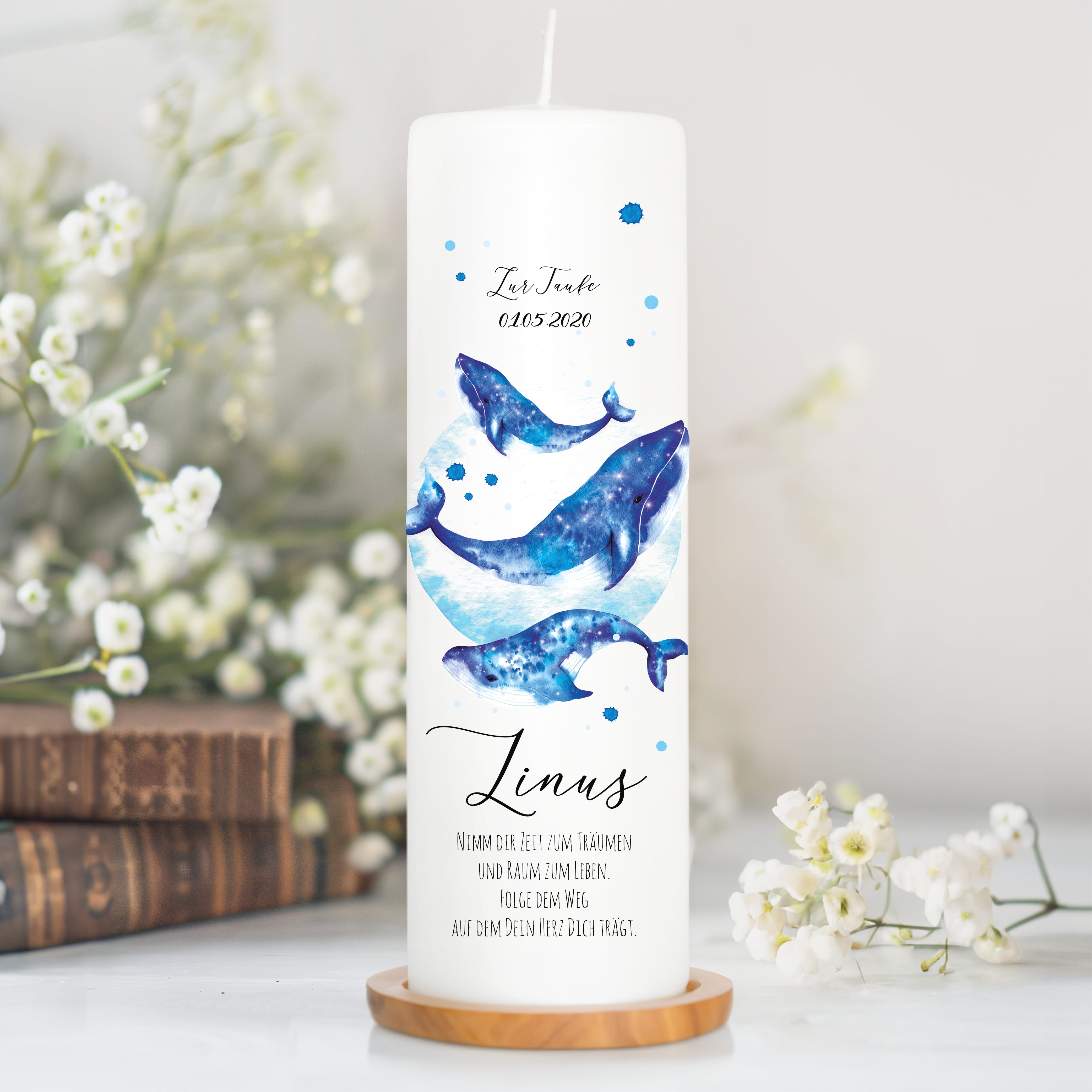 Auf dem Bild ist das Produkt: Taufkerze Junge Mädchen Wal Baby Kerze zur Taufe mit Namen, Datum und eigenem, vorgegebenem oder keinem Taufspruch zum Preis von €6.4 abgebildet.