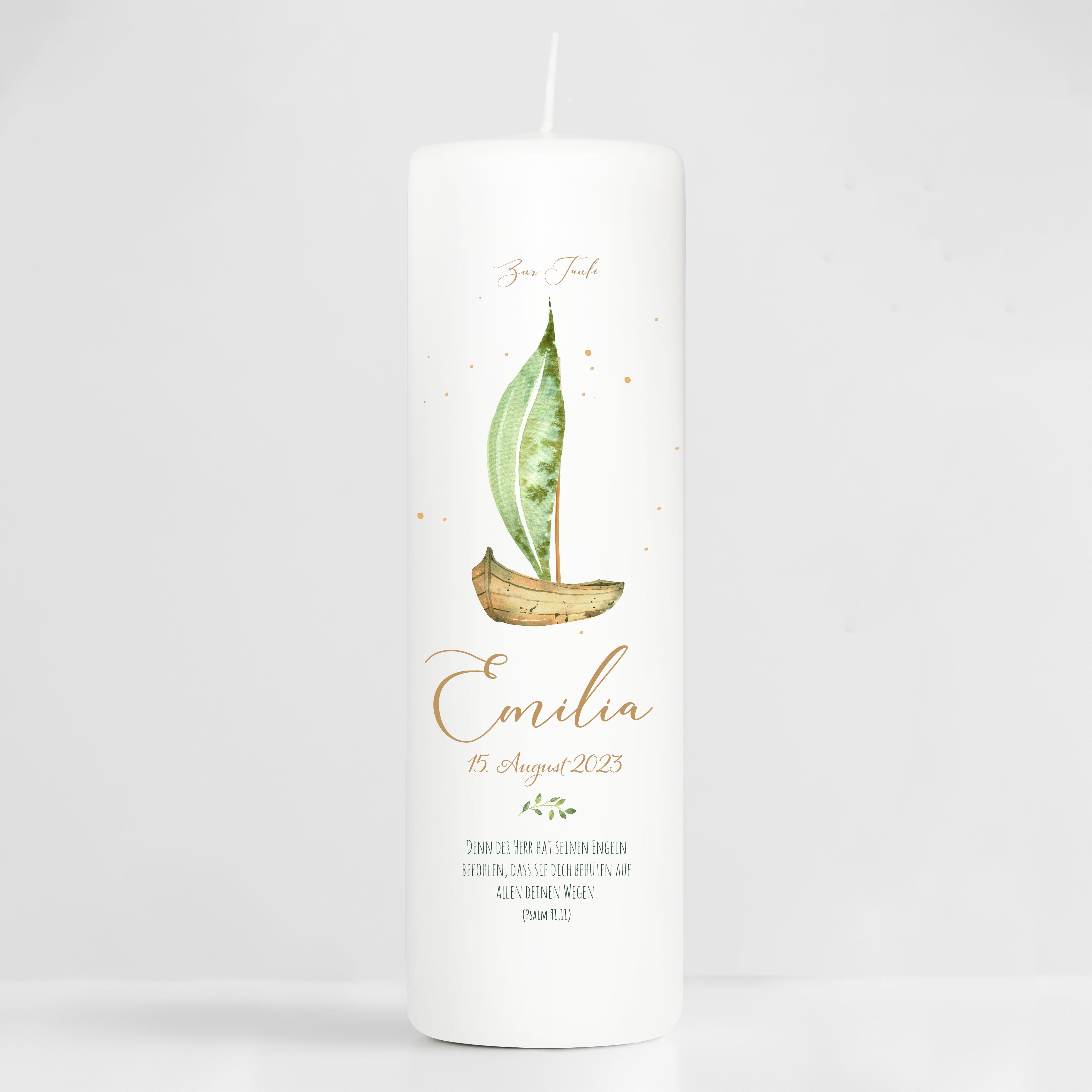 Auf dem Bild ist das Produkt: Taufkerze oder Kerze zur Geburt Junge Mädchen Boot mit einem Segel aus einem Blatt pastell mit Namen Datum und Spruch zum Preis von €5.90 abgebildet.