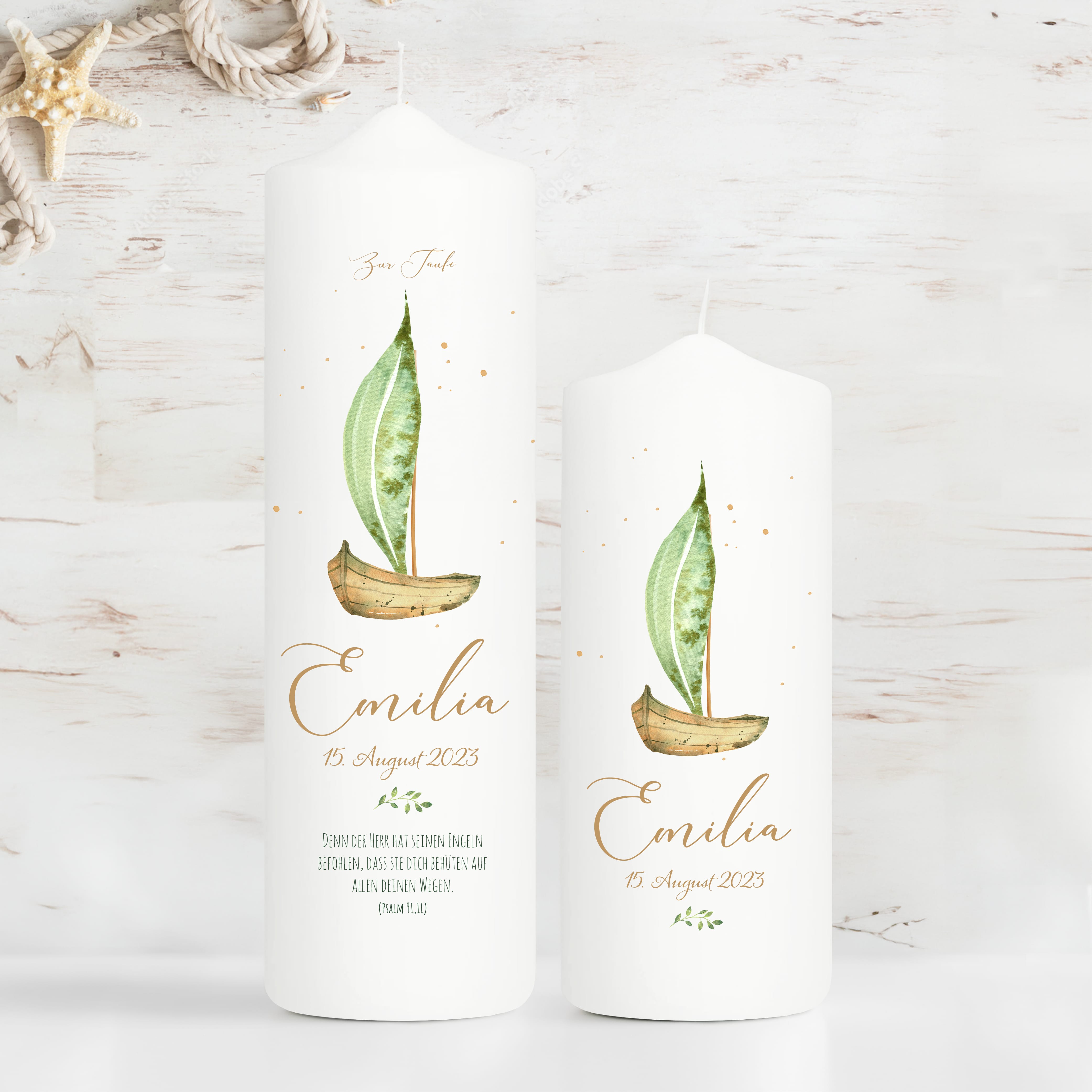 Auf dem Bild ist das Produkt: Taufkerze oder Kerze zur Geburt Junge Mädchen Boot mit einem Segel aus einem Blatt pastell mit Namen Datum und Spruch zum Preis von €5.90 abgebildet.