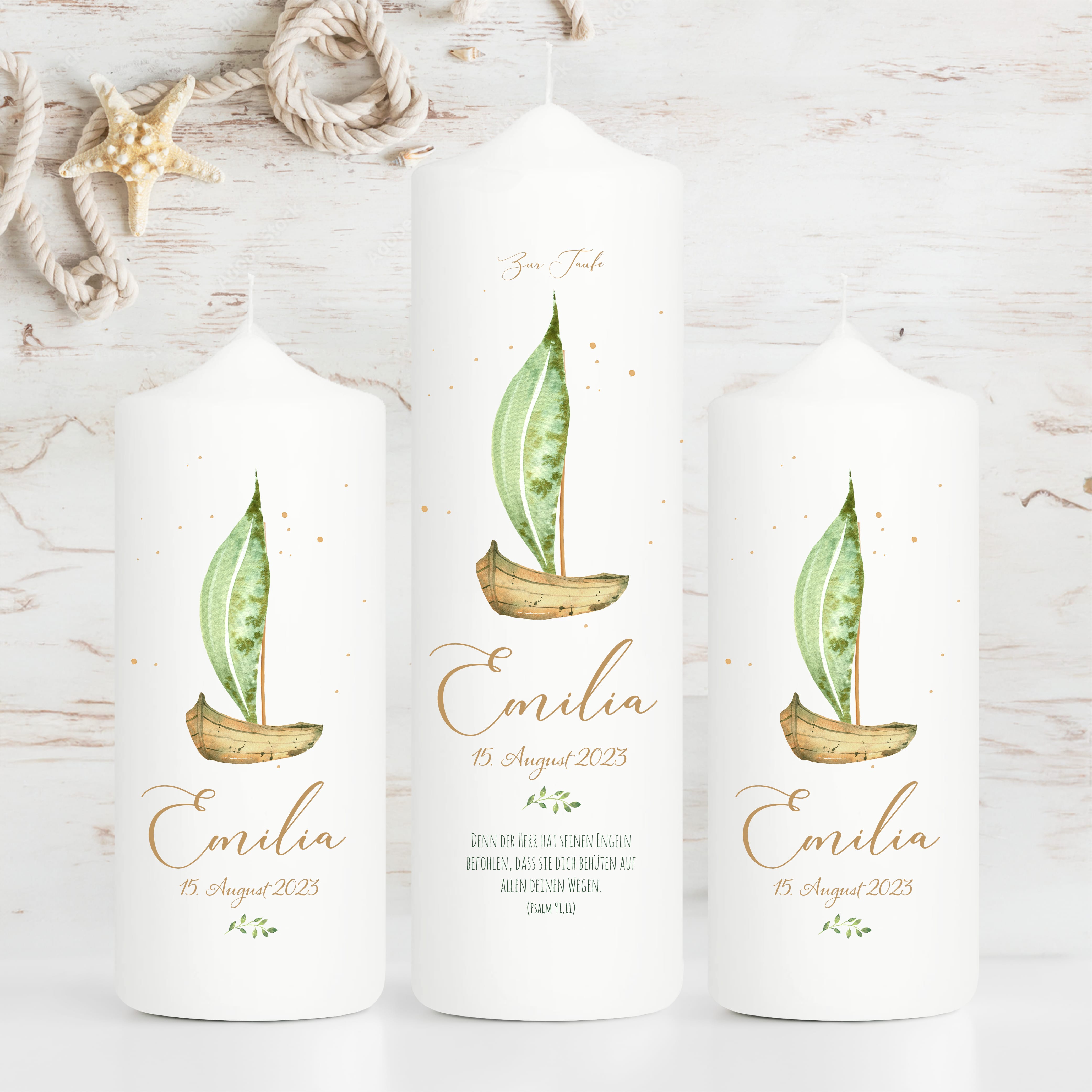 Auf dem Bild ist das Produkt: Taufkerze oder Kerze zur Geburt Junge Mädchen Boot mit einem Segel aus einem Blatt pastell mit Namen Datum und Spruch zum Preis von €5.90 abgebildet.