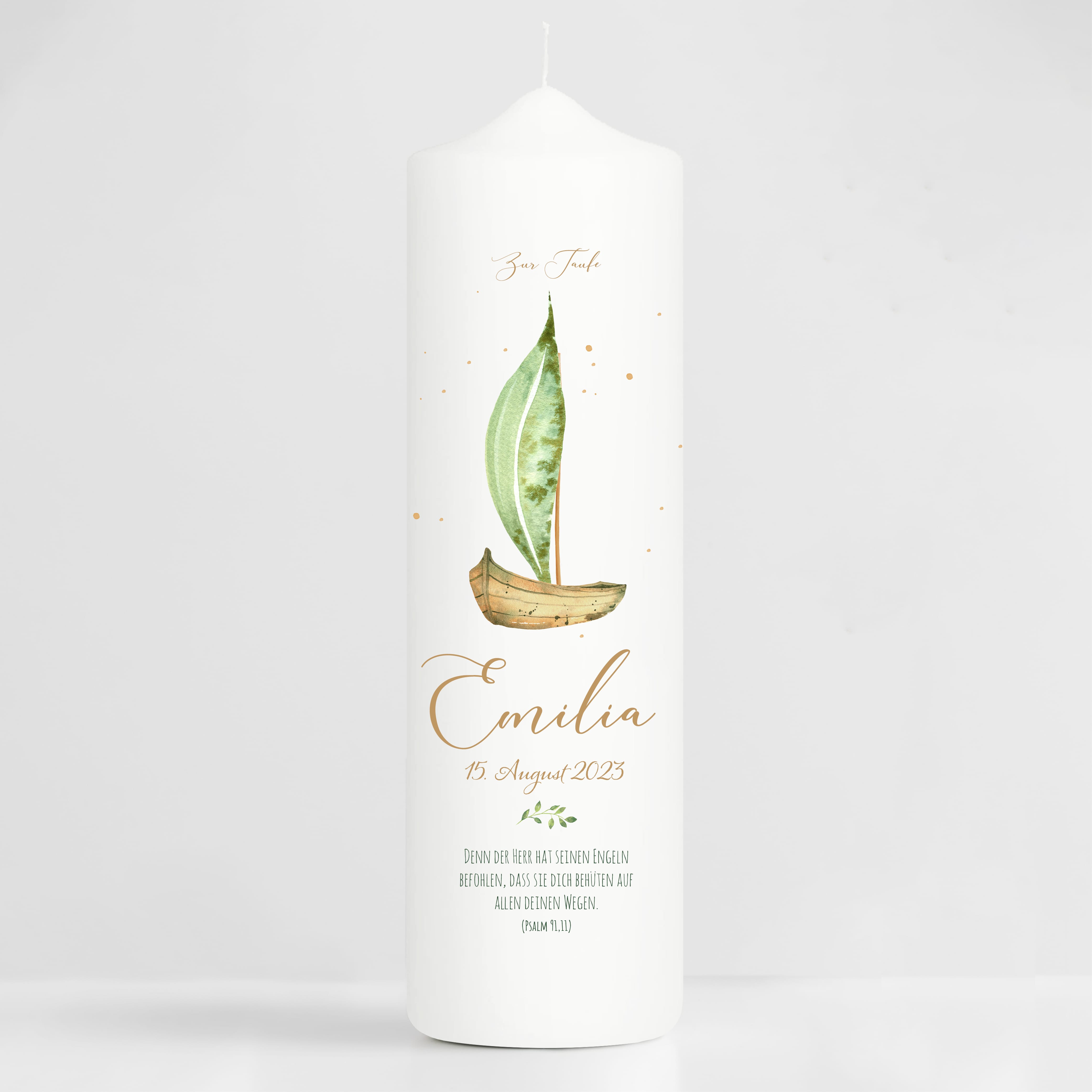 Auf dem Bild ist das Produkt: Taufkerze oder Kerze zur Geburt Junge Mädchen Boot mit einem Segel aus einem Blatt pastell mit Namen Datum und Spruch zum Preis von €5.90 abgebildet.