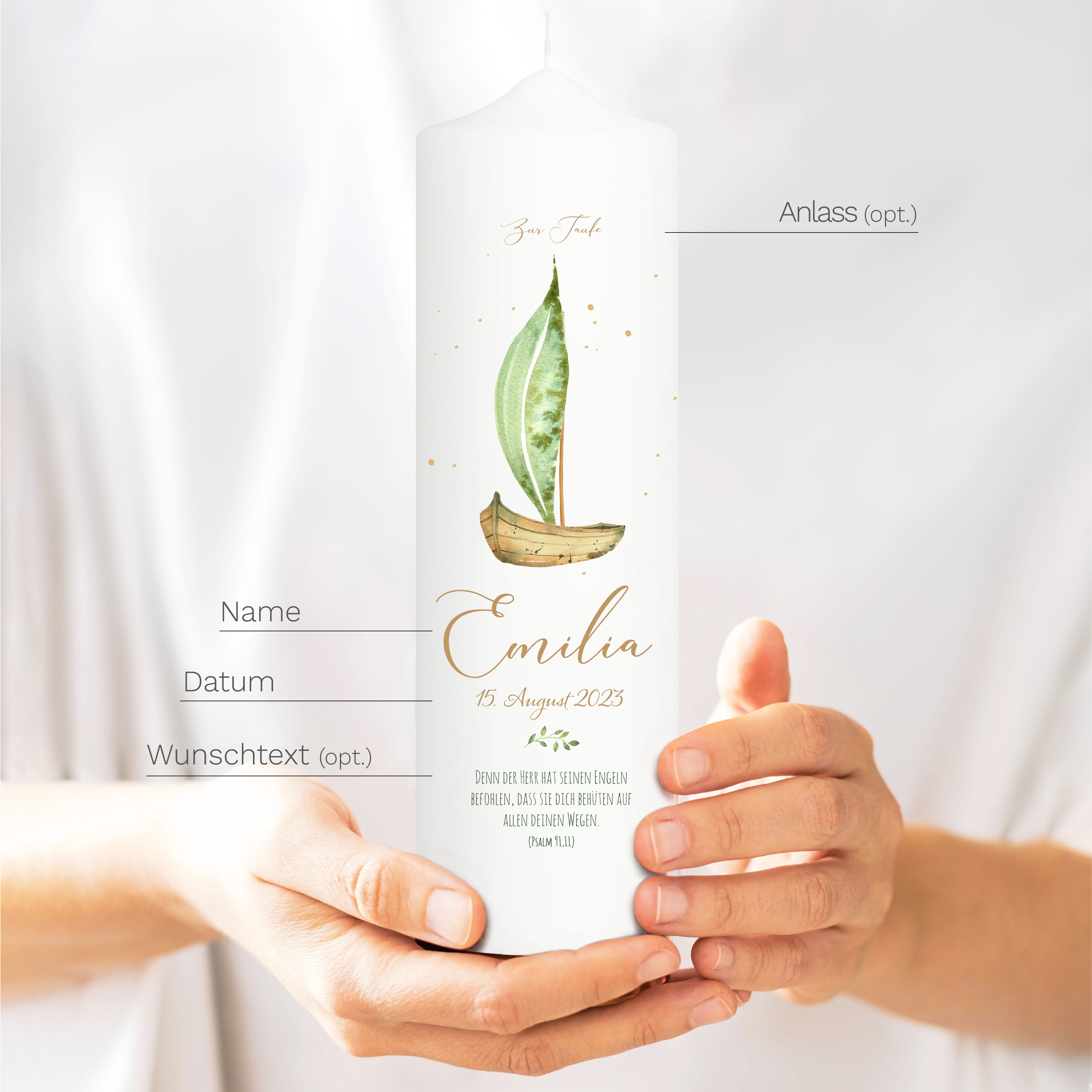 Auf dem Bild ist das Produkt: Taufkerze oder Kerze zur Geburt Junge Mädchen Boot mit einem Segel aus einem Blatt pastell mit Namen Datum und Spruch zum Preis von €5.90 abgebildet.