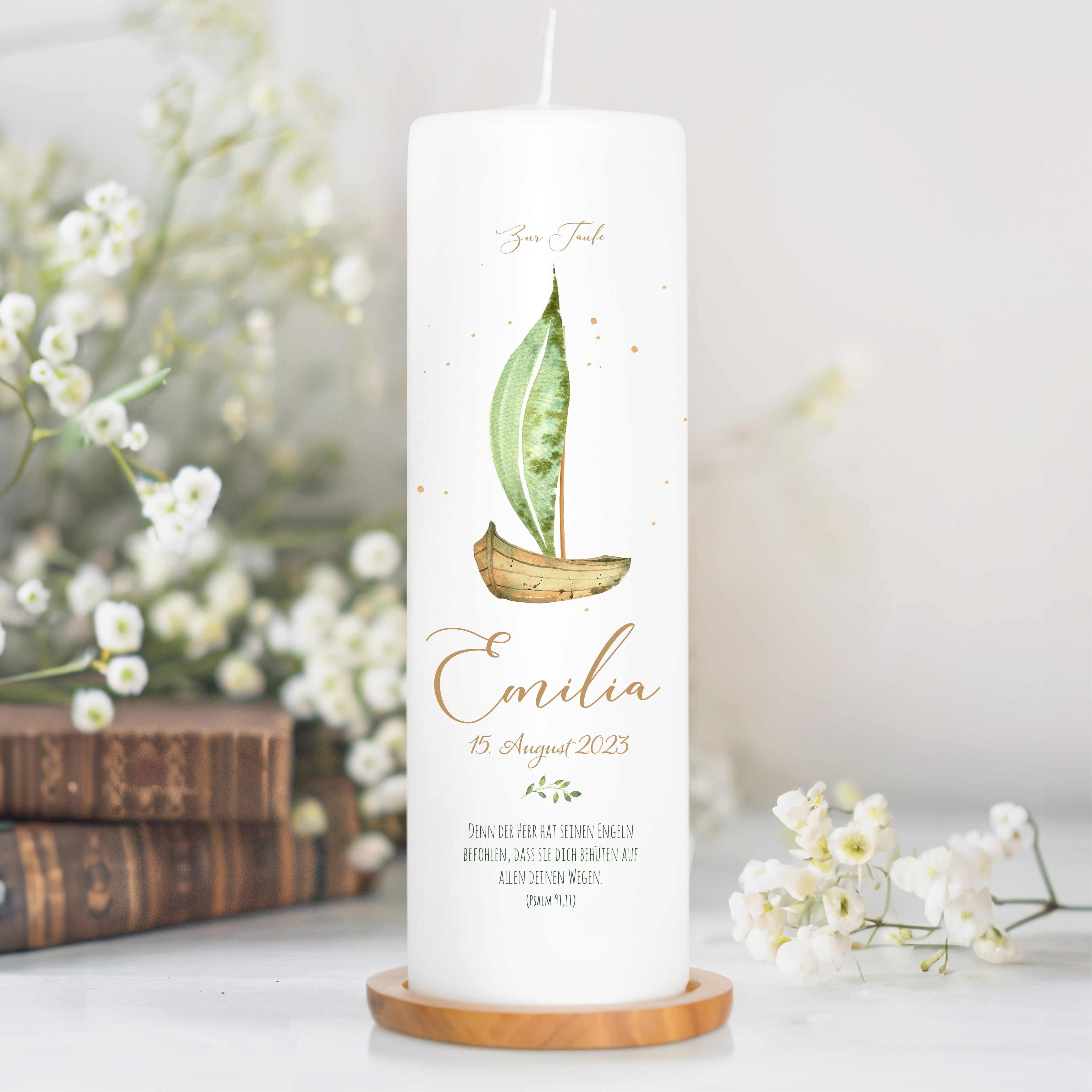 Auf dem Bild ist das Produkt: Taufkerze oder Kerze zur Geburt Junge Mädchen Boot mit einem Segel aus einem Blatt pastell mit Namen Datum und Spruch zum Preis von €5.90 abgebildet.