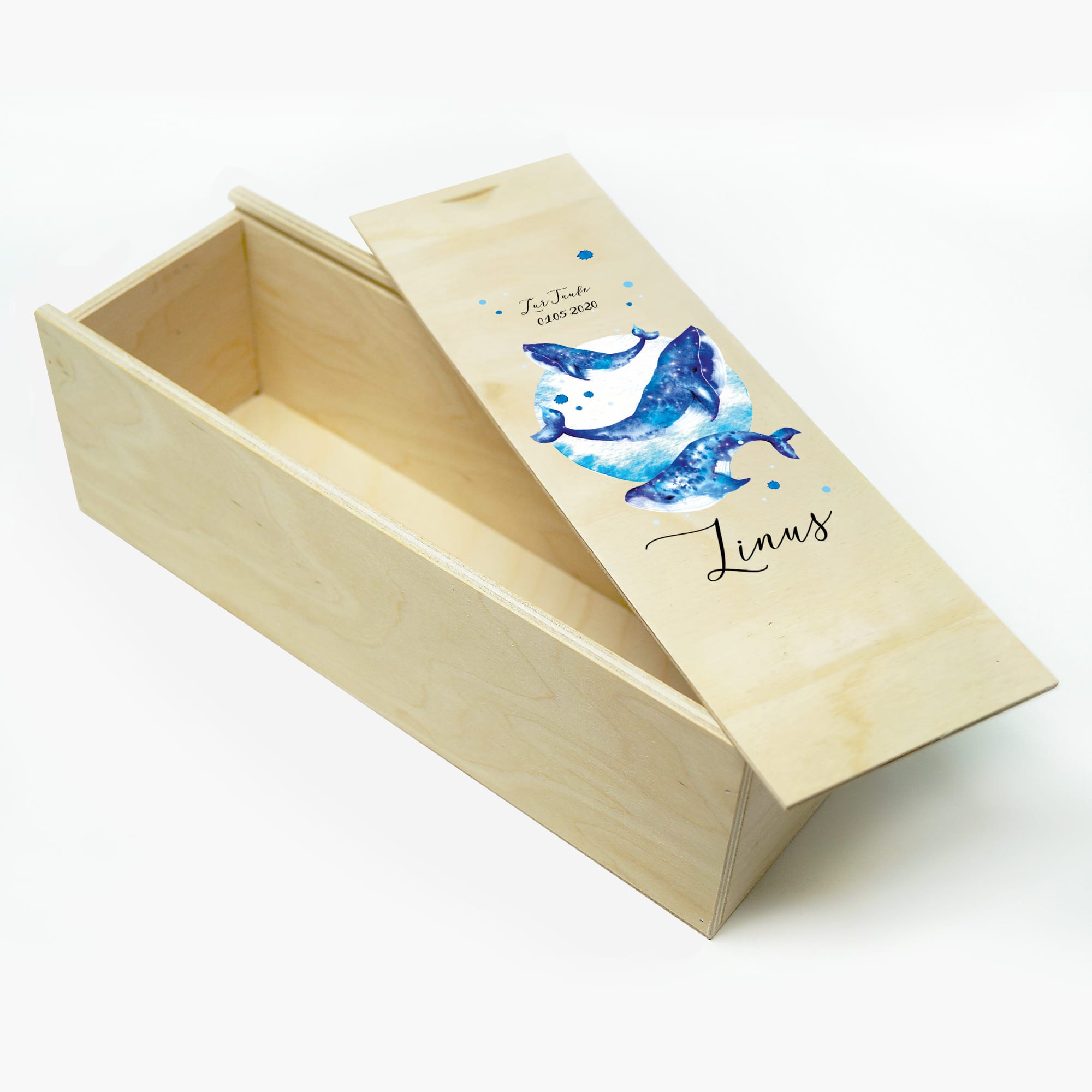 Auf dem Bild ist das Produkt: Taufkerze Junge Mädchen Wal Baby Kerze zur Taufe mit Namen, Datum und eigenem, vorgegebenem oder keinem Taufspruch zum Preis von €6.4 abgebildet.