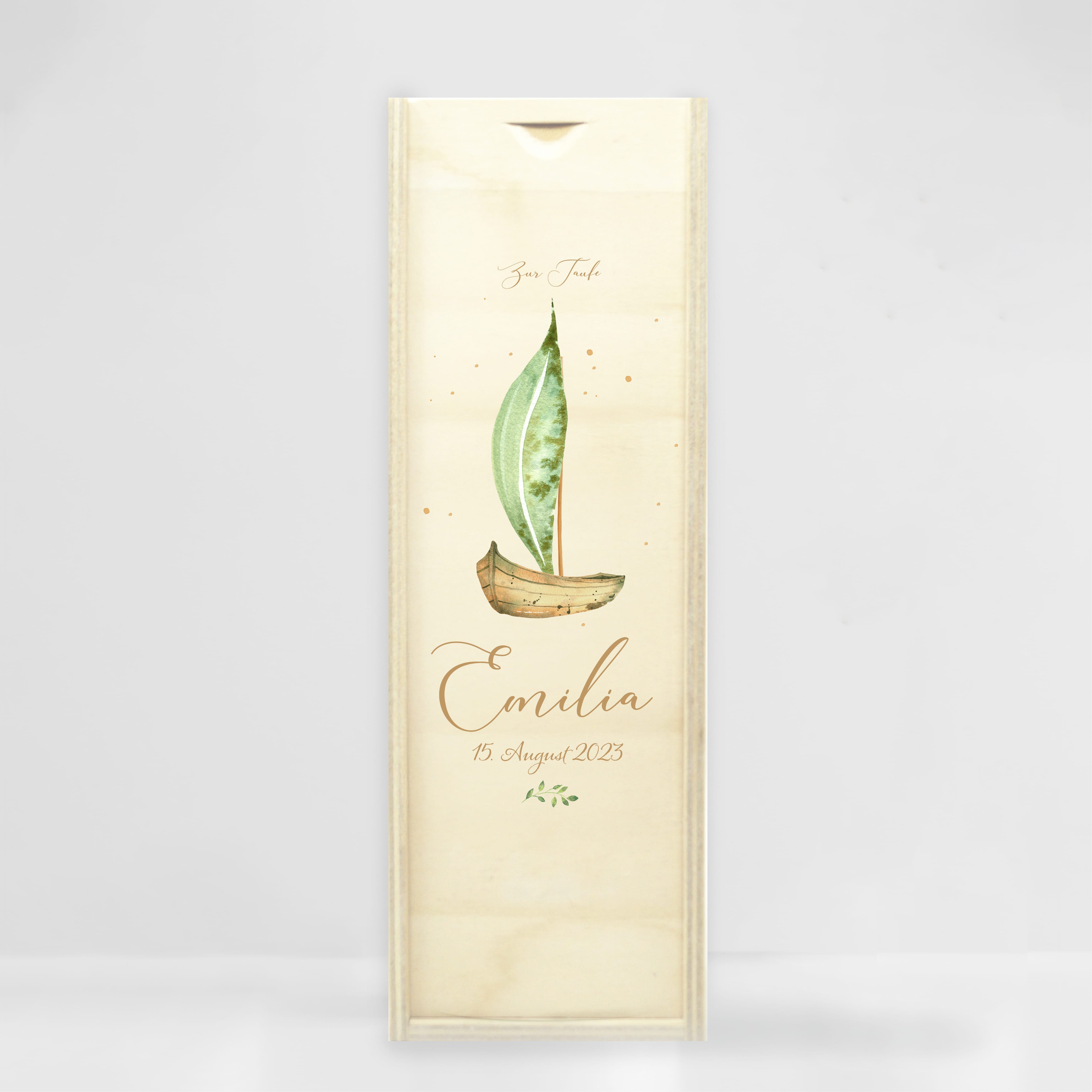 Auf dem Bild ist das Produkt: Taufkerze oder Kerze zur Geburt Junge Mädchen Boot mit einem Segel aus einem Blatt pastell mit Namen Datum und Spruch zum Preis von €5.90 abgebildet.