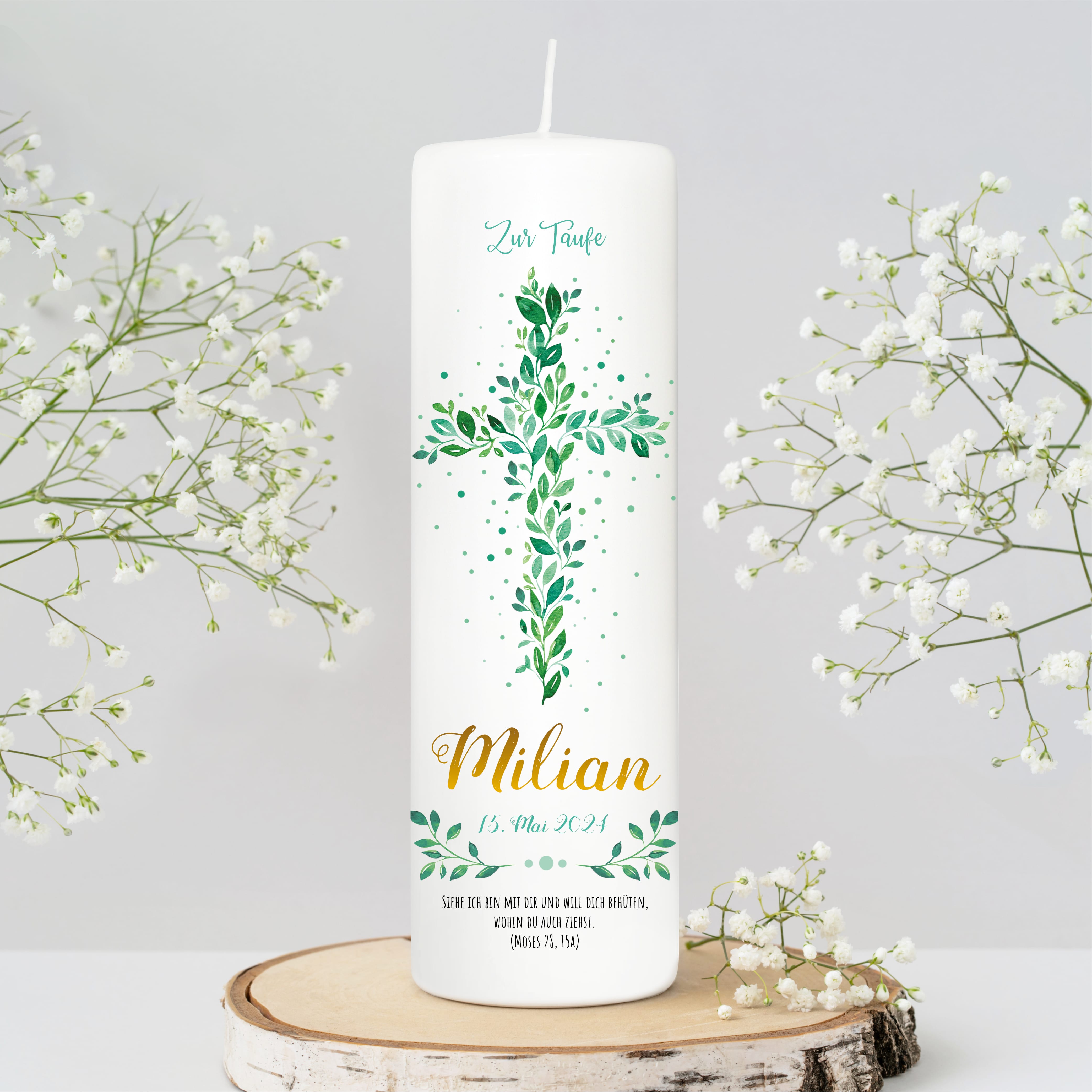 Auf dem Bild ist das Produkt: Taufkerze Blätterkreuz grün Junge oder Mädchen Heiliges Kreuz Blätter Kerze zur Taufe mit Namen zum Preis von €6.40 abgebildet.