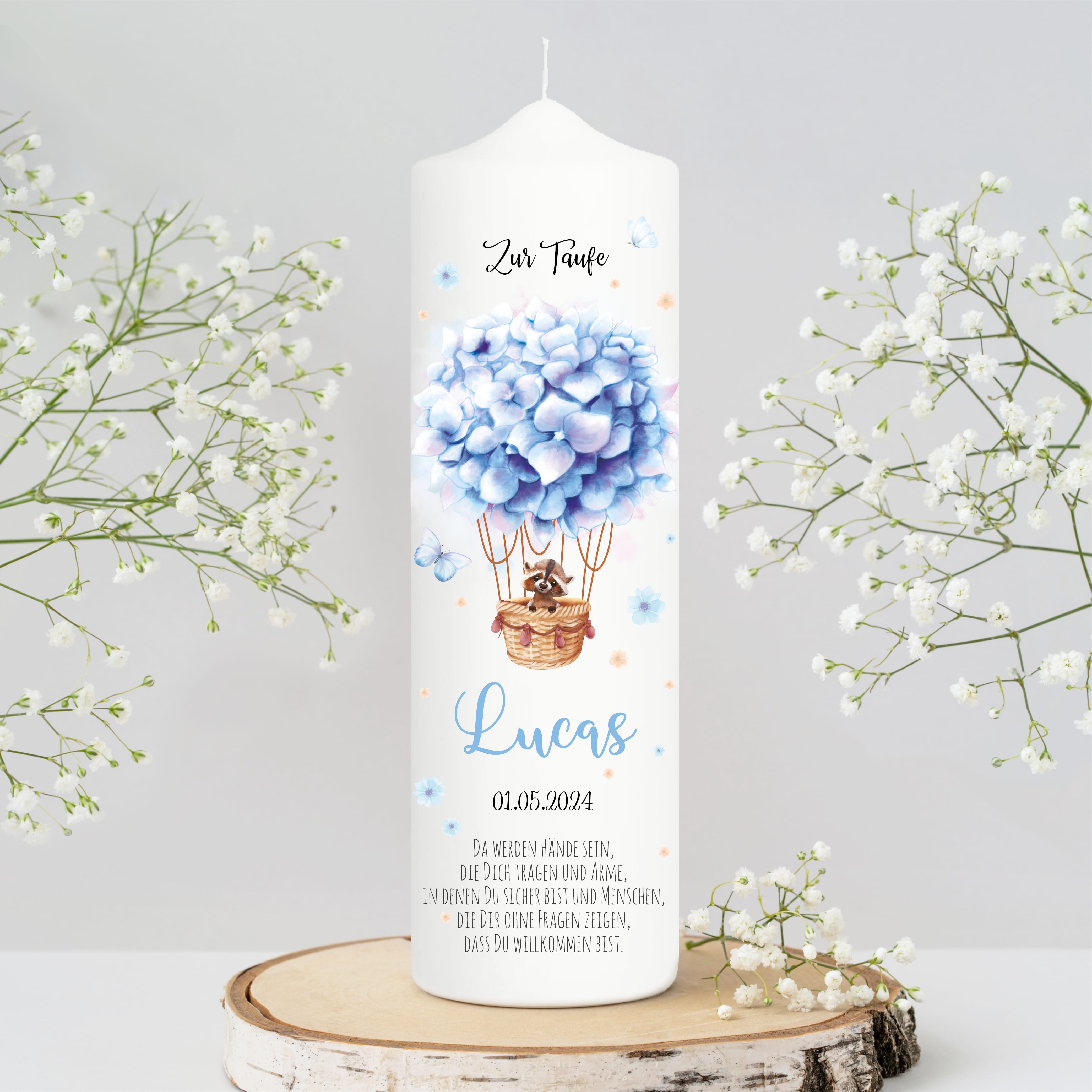 Auf dem Bild ist das Produkt: Taufkerze Heißluftballon Blumen Junge Mädchen Waschbär Hase rosa blau bedruckt mit Namen Datum und auf Wunsch eigenem, vorgegebenem oder keinem Taufspruch zum Preis von €6.40 abgebildet.