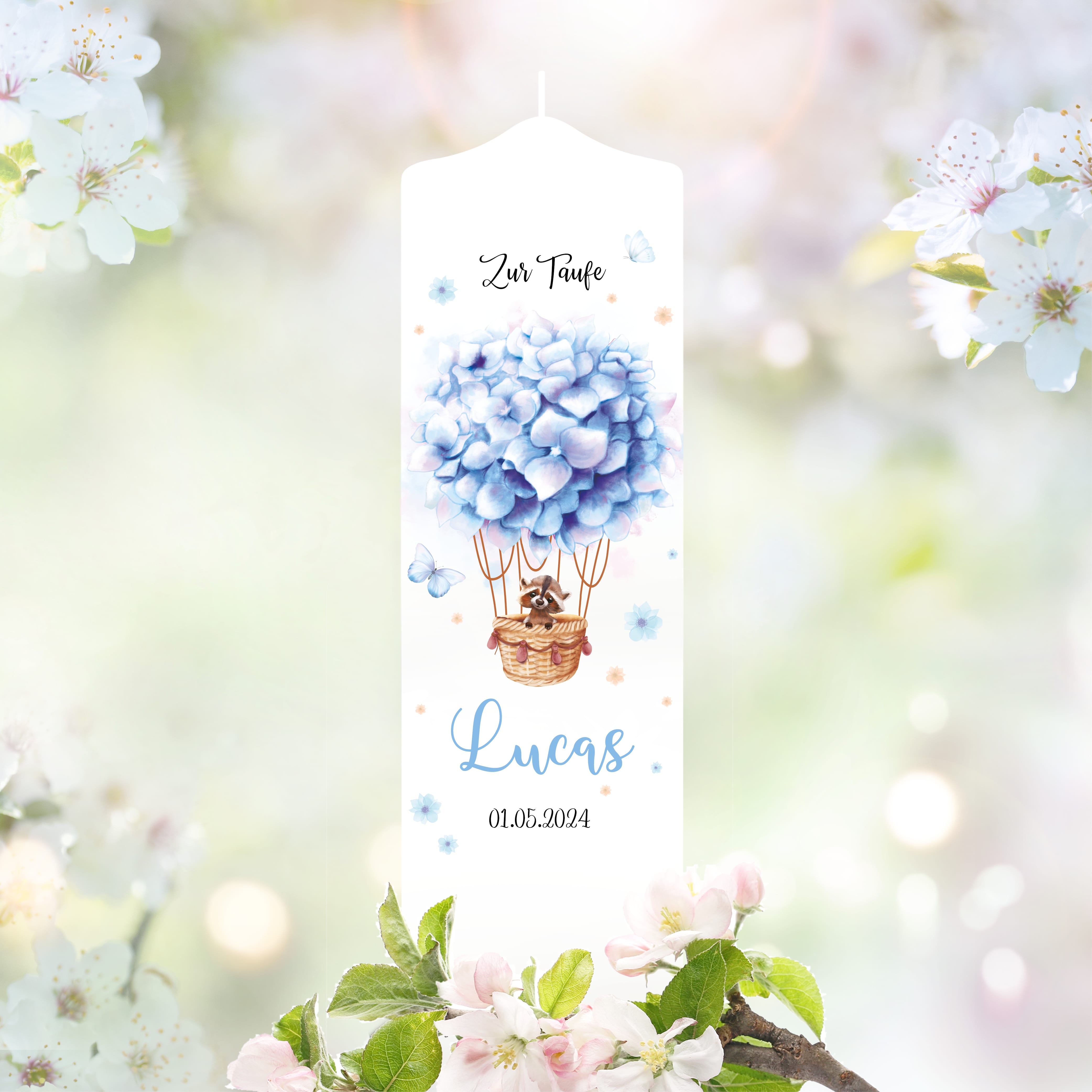 Auf dem Bild ist das Produkt: Taufkerze Heißluftballon Blumen Junge Mädchen Waschbär Hase rosa blau bedruckt mit Namen Datum und auf Wunsch eigenem, vorgegebenem oder keinem Taufspruch zum Preis von €6.40 abgebildet.