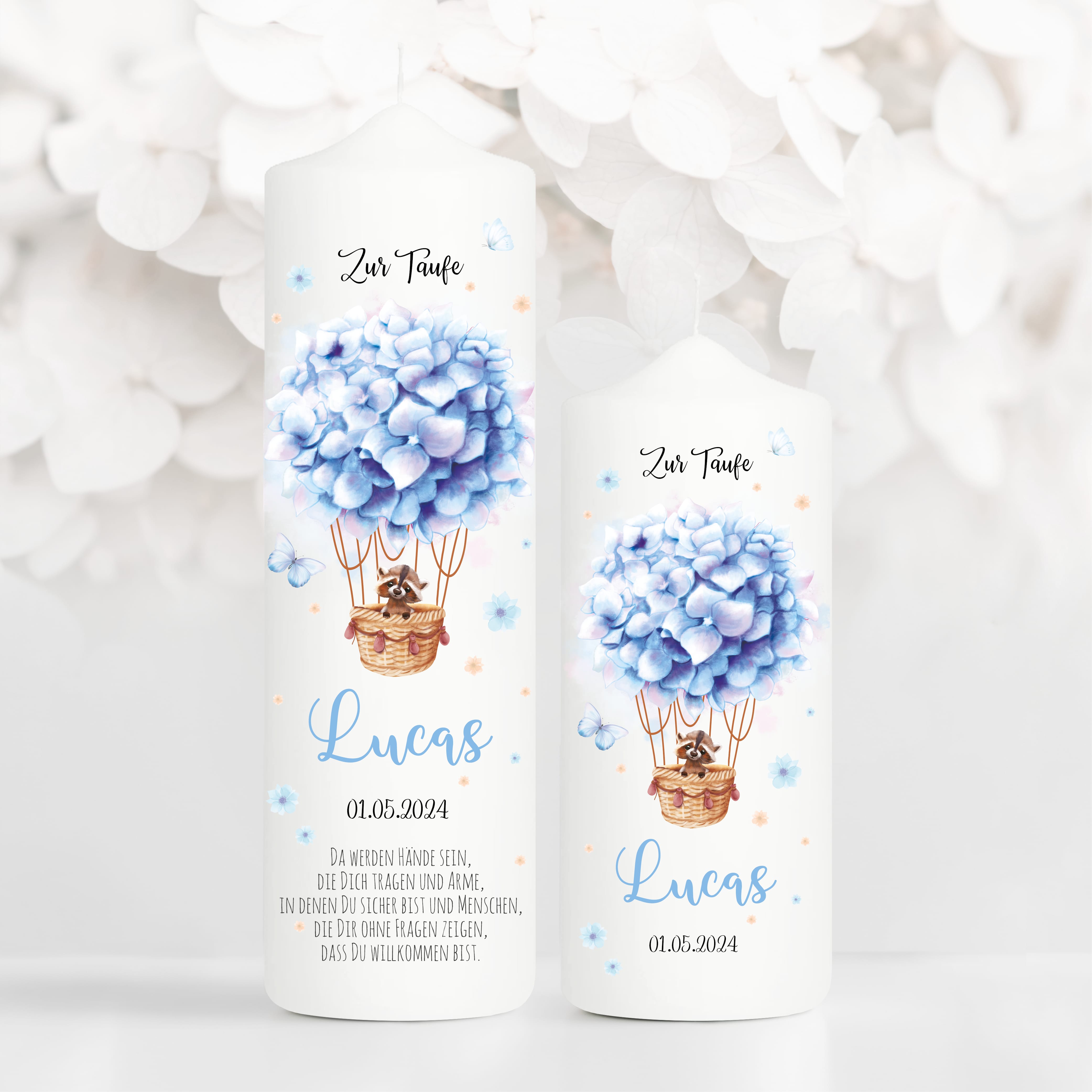 Auf dem Bild ist das Produkt: Taufkerze Heißluftballon Blumen Junge Mädchen Waschbär Hase rosa blau bedruckt mit Namen Datum und auf Wunsch eigenem, vorgegebenem oder keinem Taufspruch zum Preis von €6.40 abgebildet.