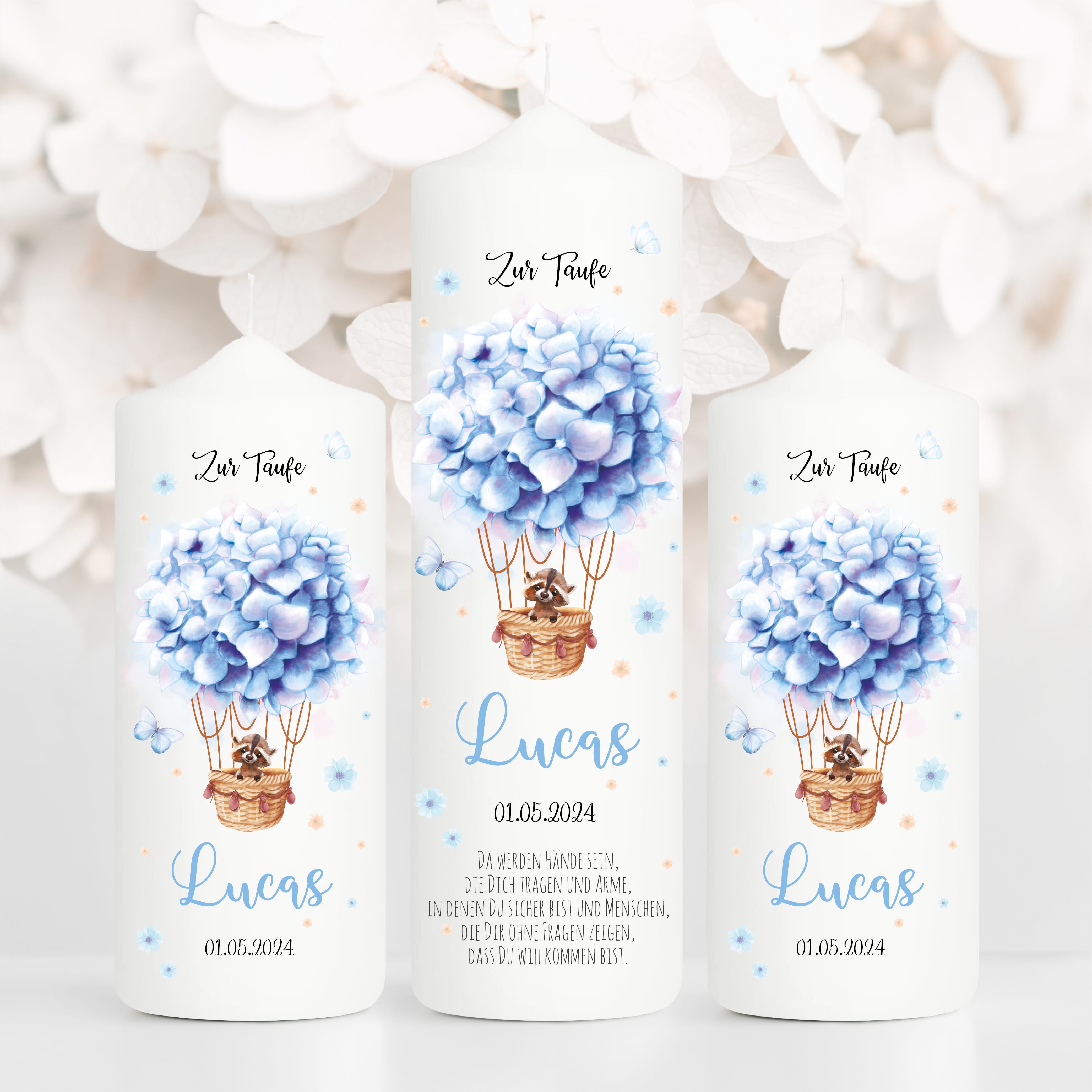 Auf dem Bild ist das Produkt: Taufkerze Heißluftballon Blumen Junge Mädchen Waschbär Hase rosa blau bedruckt mit Namen Datum und auf Wunsch eigenem, vorgegebenem oder keinem Taufspruch zum Preis von €6.40 abgebildet.