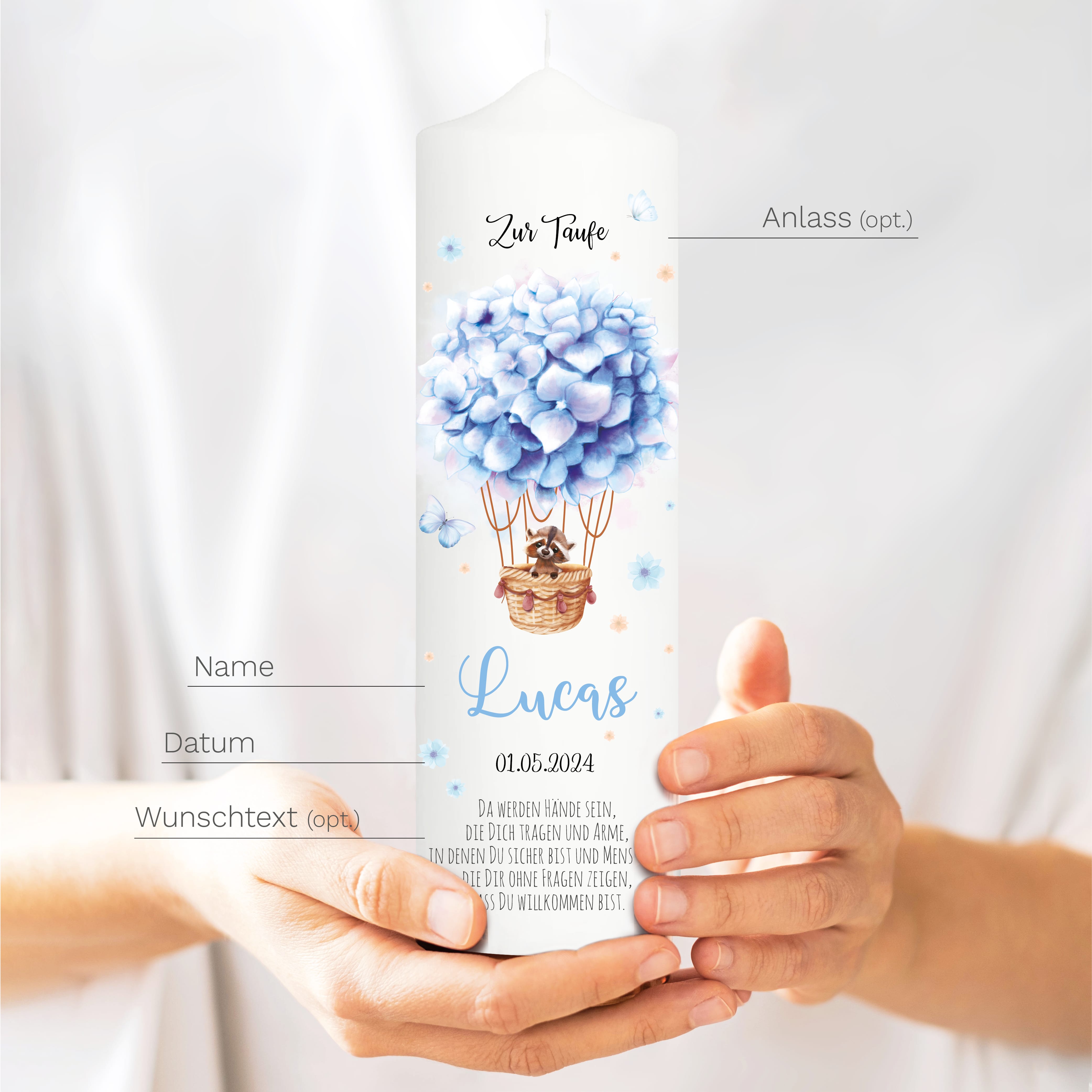 Auf dem Bild ist das Produkt: Taufkerze Heißluftballon Blumen Junge Mädchen Waschbär Hase rosa blau bedruckt mit Namen Datum und auf Wunsch eigenem, vorgegebenem oder keinem Taufspruch zum Preis von €6.40 abgebildet.