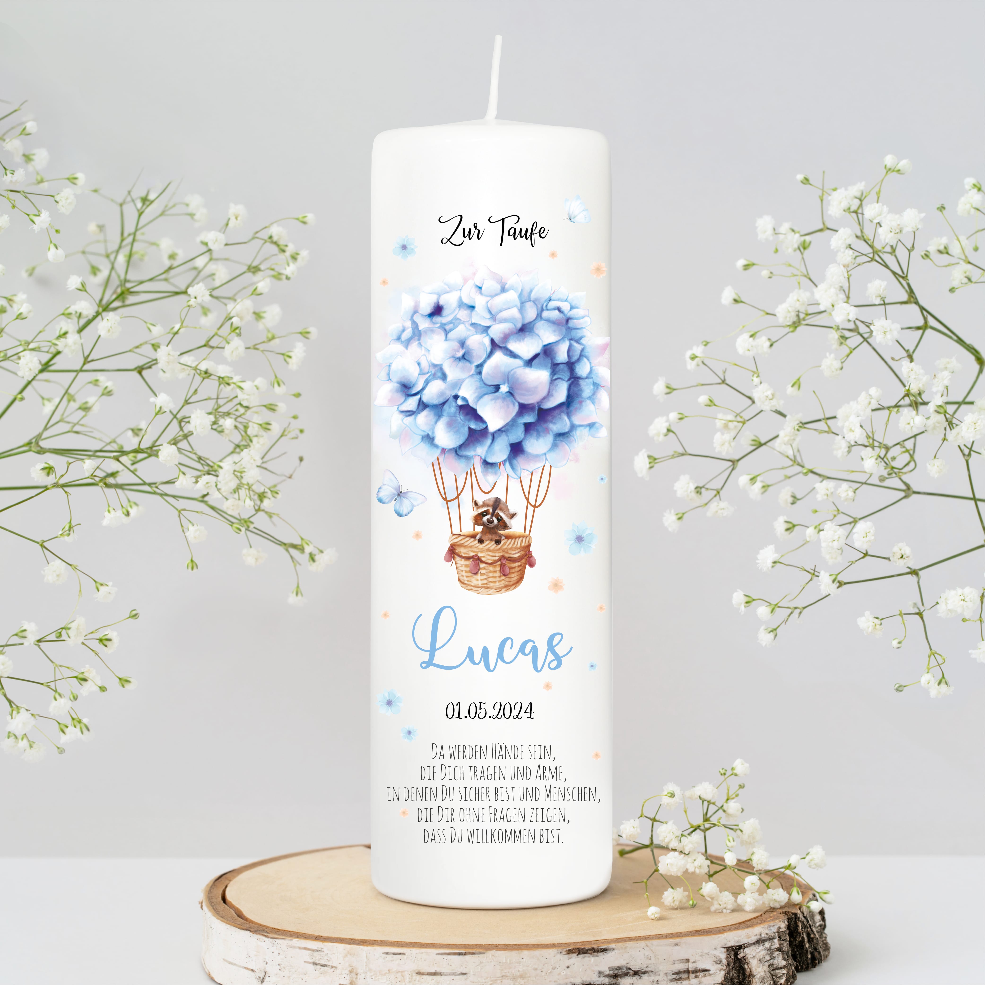 Auf dem Bild ist das Produkt: Taufkerze Heißluftballon Blumen Junge Mädchen Waschbär Hase rosa blau bedruckt mit Namen Datum und auf Wunsch eigenem, vorgegebenem oder keinem Taufspruch zum Preis von €6.40 abgebildet.