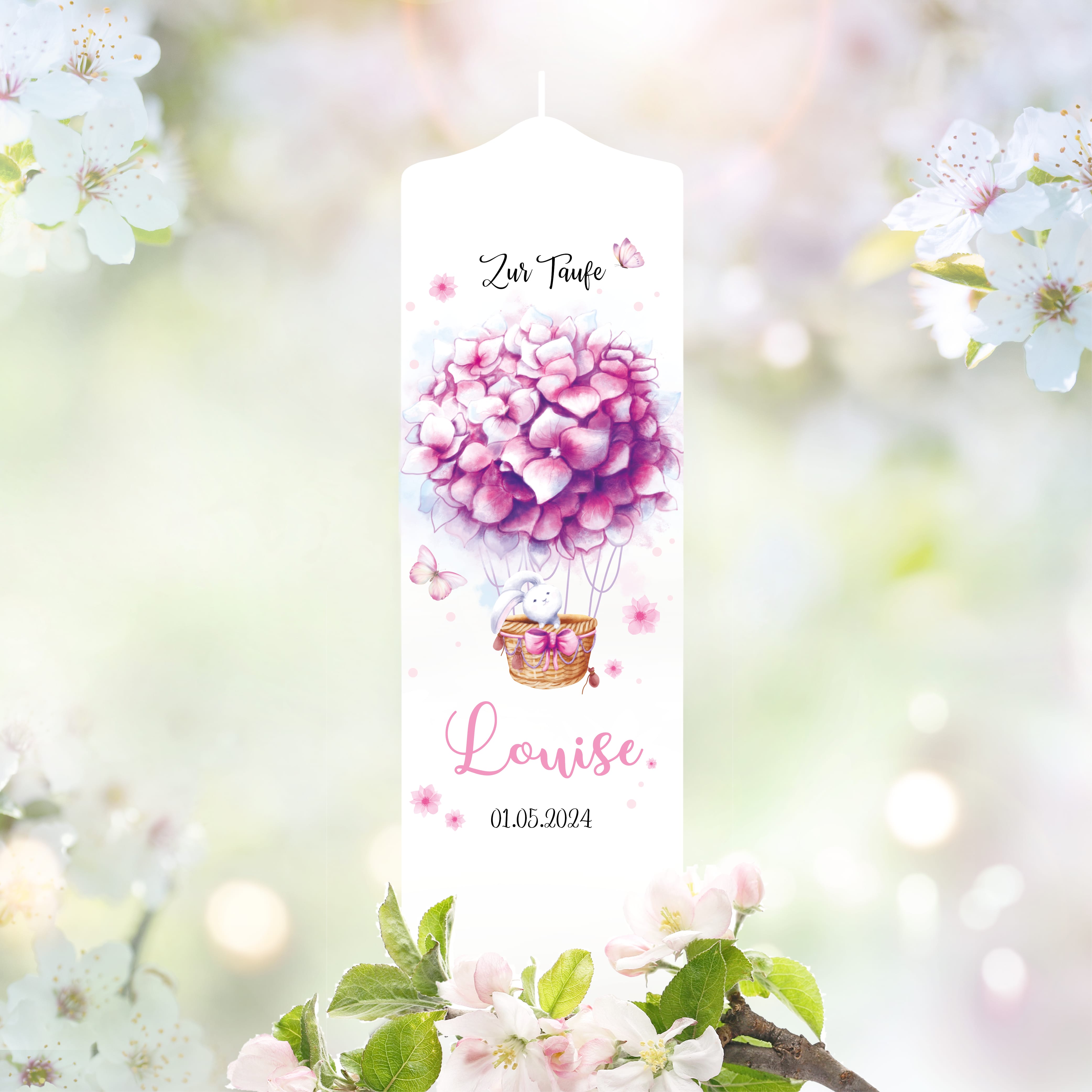 Auf dem Bild ist das Produkt: Taufkerze Heißluftballon Blumen Junge Mädchen Waschbär Hase rosa blau bedruckt mit Namen Datum und auf Wunsch eigenem, vorgegebenem oder keinem Taufspruch zum Preis von €6.40 abgebildet.