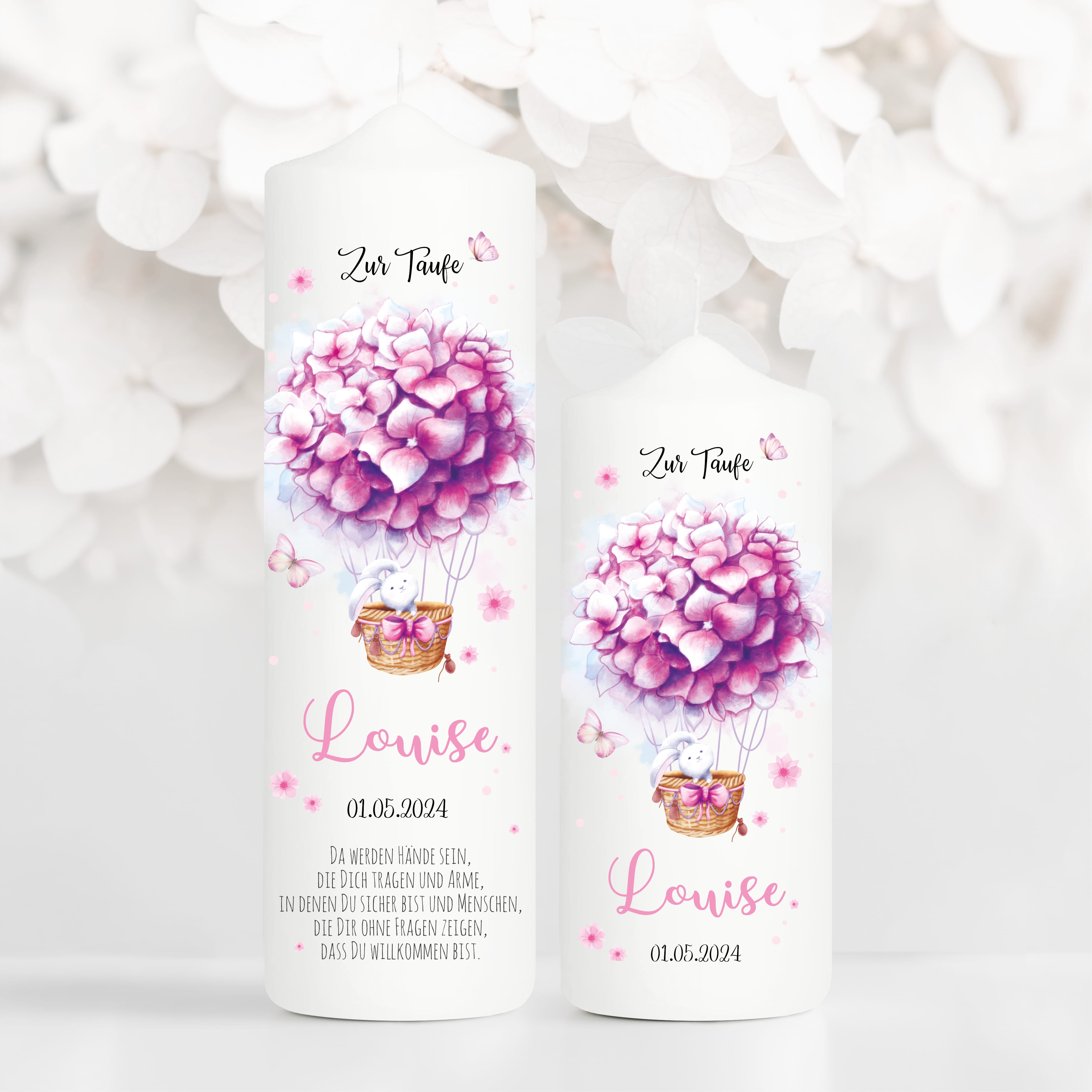 Auf dem Bild ist das Produkt: Taufkerze Heißluftballon Blumen Junge Mädchen Waschbär Hase rosa blau bedruckt mit Namen Datum und auf Wunsch eigenem, vorgegebenem oder keinem Taufspruch zum Preis von €6.40 abgebildet.