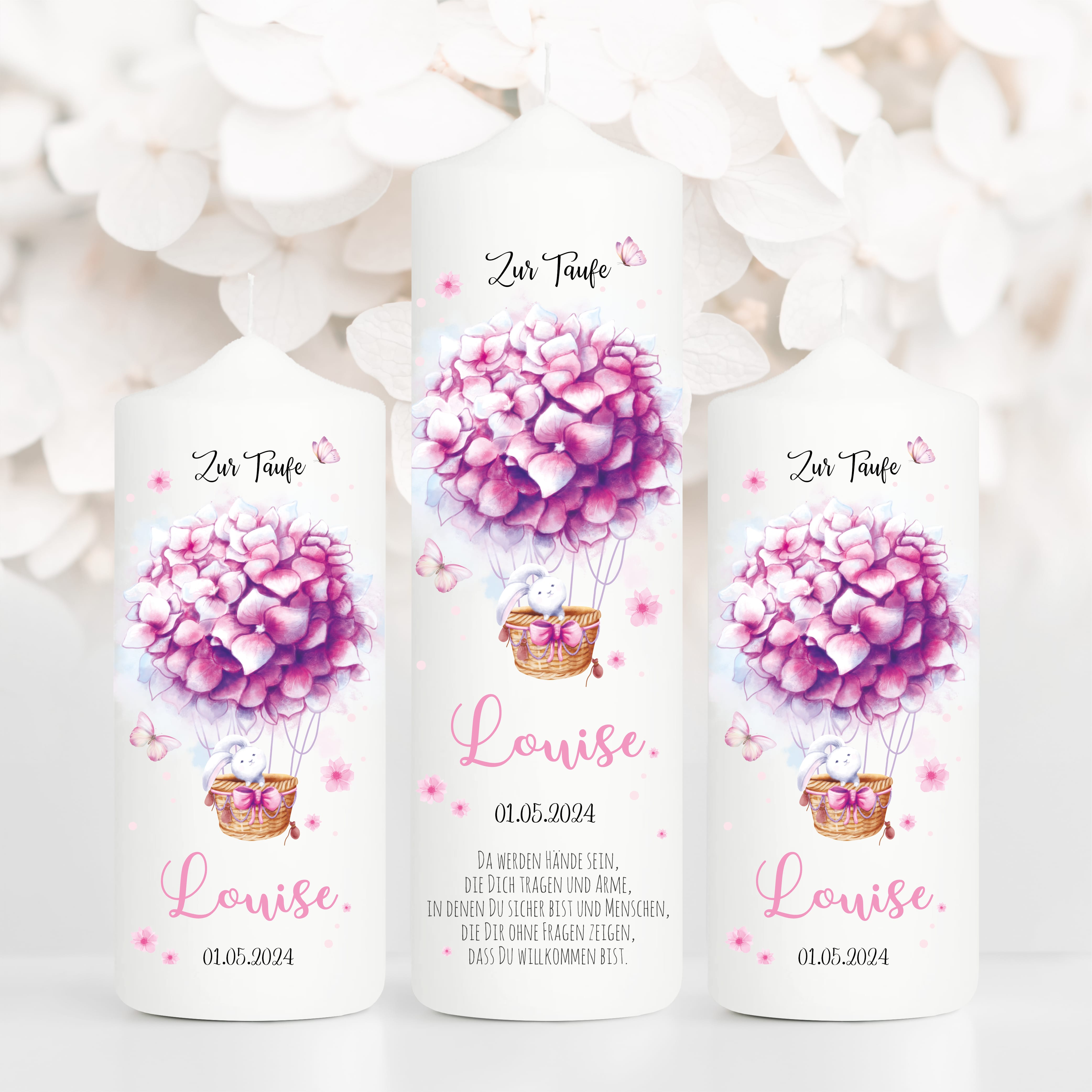 Auf dem Bild ist das Produkt: Taufkerze Heißluftballon Blumen Junge Mädchen Waschbär Hase rosa blau bedruckt mit Namen Datum und auf Wunsch eigenem, vorgegebenem oder keinem Taufspruch zum Preis von €6.40 abgebildet.