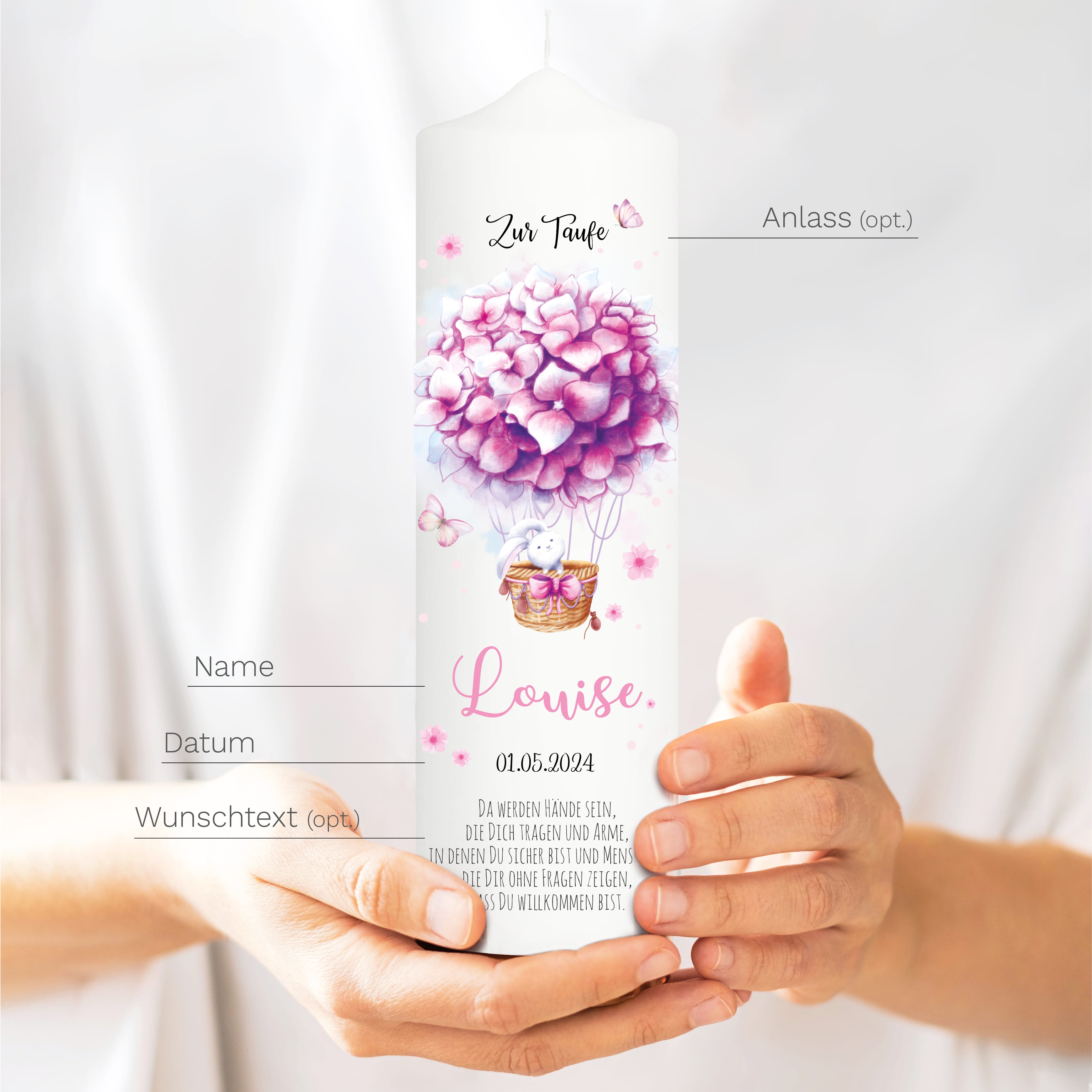 Auf dem Bild ist das Produkt: Taufkerze Heißluftballon Blumen Junge Mädchen Waschbär Hase rosa blau bedruckt mit Namen Datum und auf Wunsch eigenem, vorgegebenem oder keinem Taufspruch zum Preis von €6.40 abgebildet.
