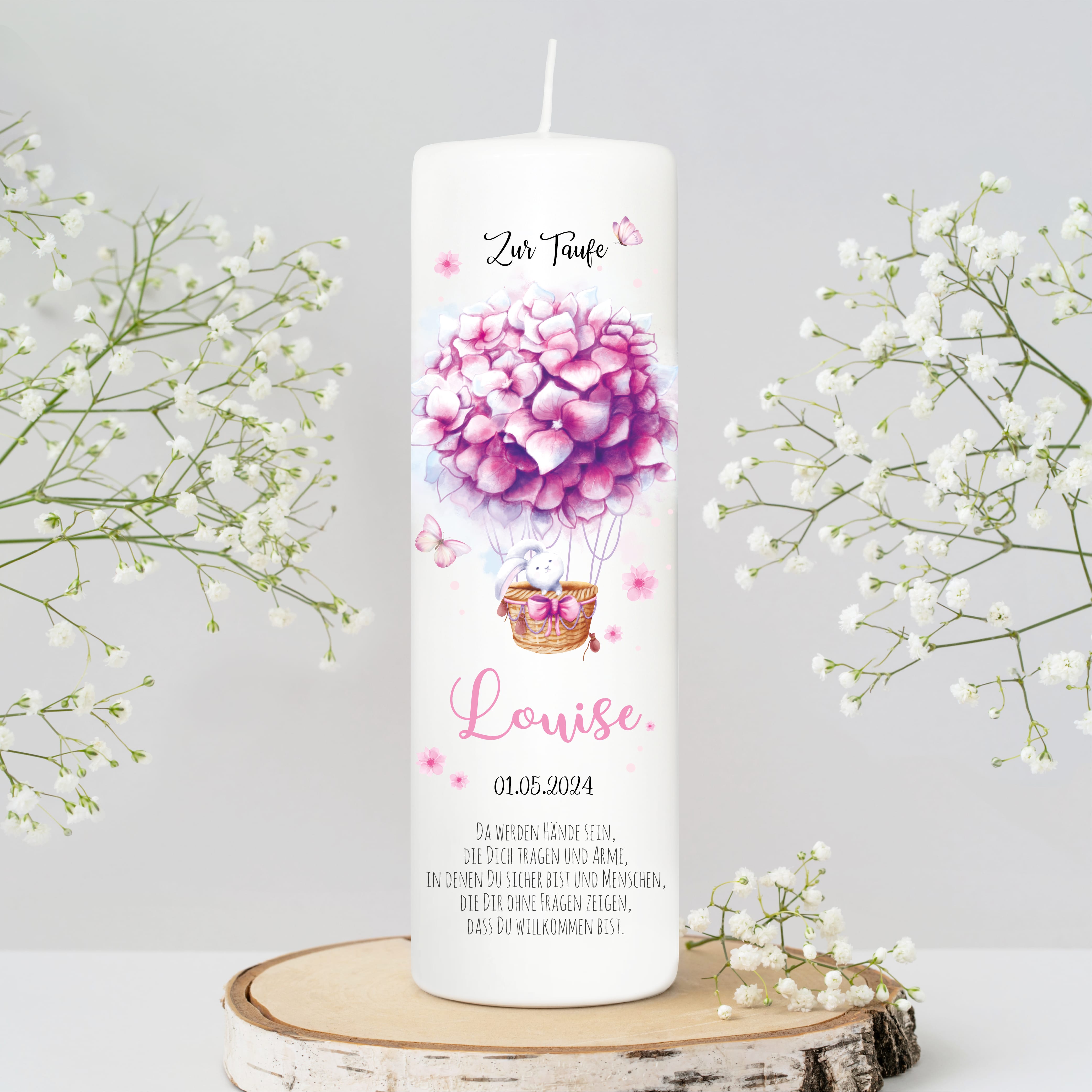 Auf dem Bild ist das Produkt: Taufkerze Heißluftballon Blumen Junge Mädchen Waschbär Hase rosa blau bedruckt mit Namen Datum und auf Wunsch eigenem, vorgegebenem oder keinem Taufspruch zum Preis von €6.40 abgebildet.