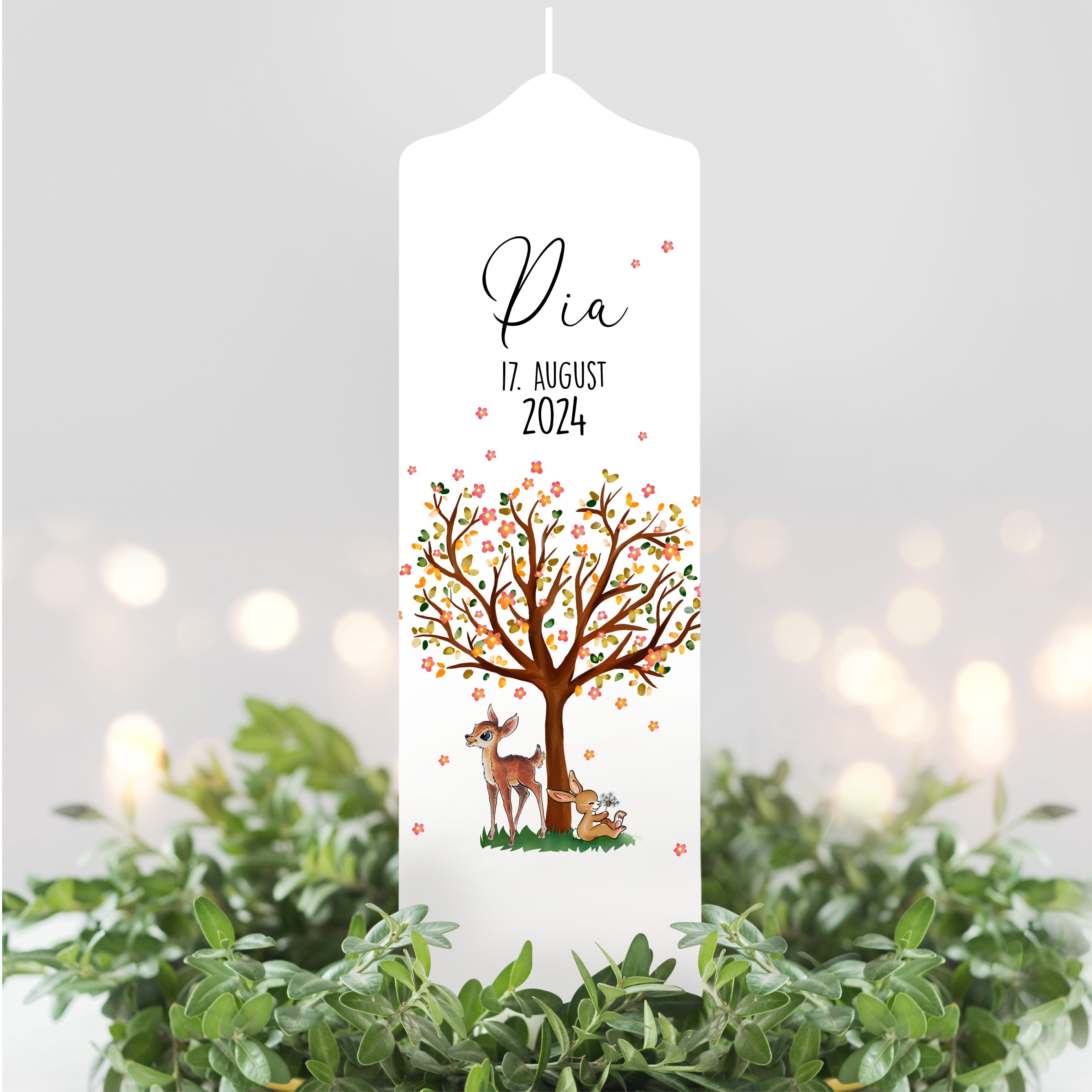 Auf dem Bild ist das Produkt: Taufkerze Lebensbaum Reh Hase Kerze zur Taufe Baum Taufspruch individualisierbar zum Preis von €6.40 abgebildet.